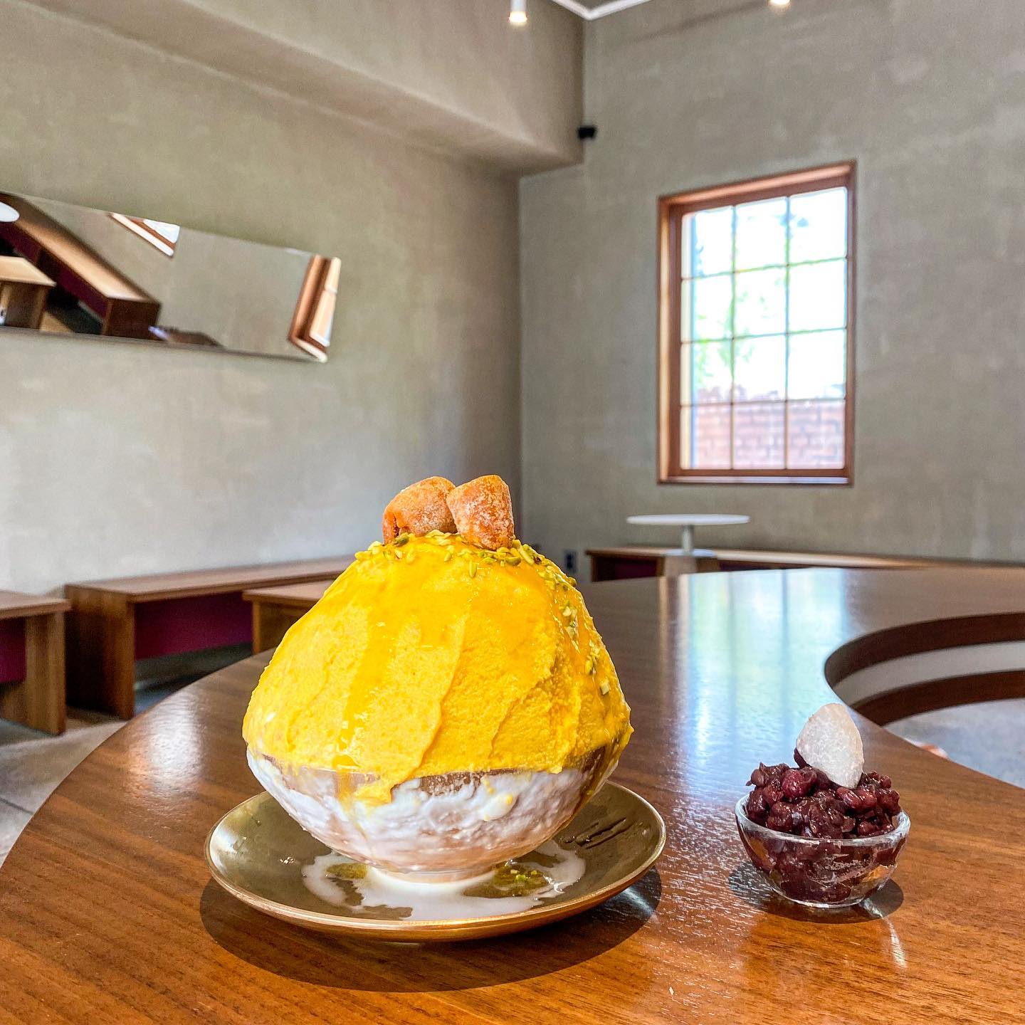 ​ 
세상에 빙수 종류는 많다 🍧

약령시 #근대골목단팥빵 본점에서 먹을 수 있는!
어른들도 좋아할, 많이 달지않고 고소한 단호박빙수

🫢 처음에는 ‘단호박’ 이라는 단어에 입을 틀어막았지만
생각보다 단호박의 맛이 강하지않았고 (안 단 고구마 같기도)

우유빙수와 단호박 조합이 잘 어울려서 깜짝 놀랐다

📝 어린이 입맛이라면 살짝 고민은 해봐야겠다만,
많이 달지않고 살짝 고소한 맛을 원한다면 추천 🤍