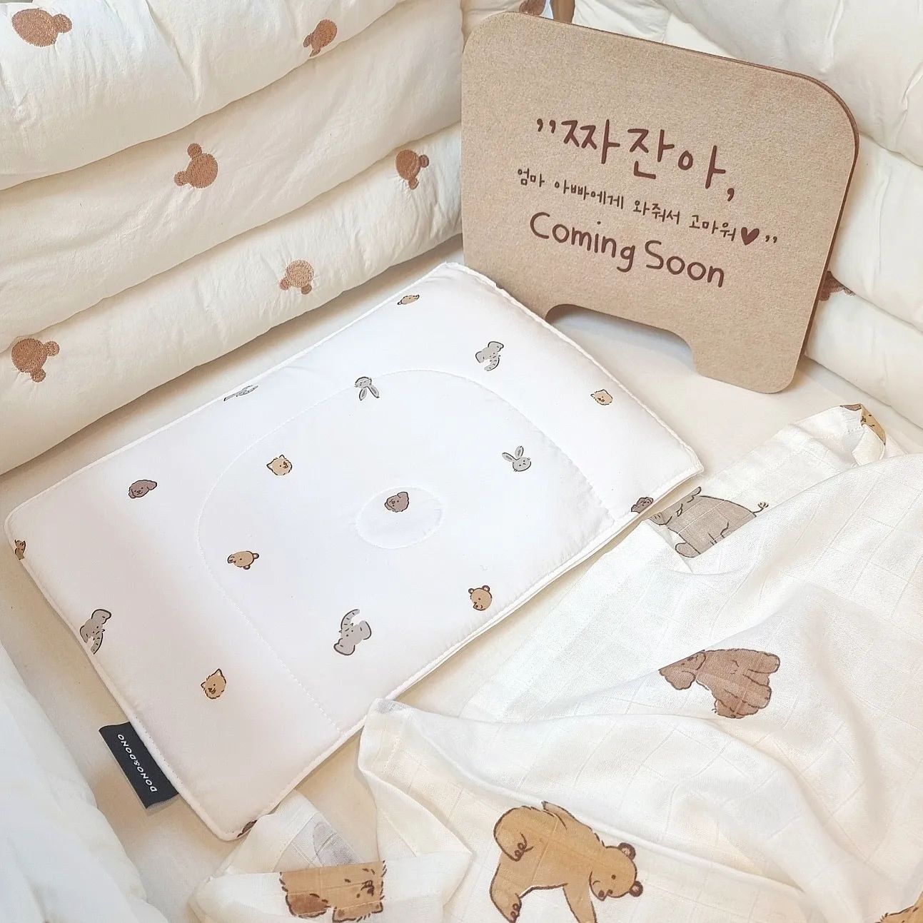 #제품제공 #위틀버디2기 #도노도노협찬리뷰 
📍도노도노 태열베개&뱀부블랭킷 

whittlestore_official donodono_official 

우리 짜잔이 맞이 준비는 끝이없다
필요한건 많고 쟁여도 쟁여도
부족하다ㅎㅎ;;

이번엔 우리 짜잔이 애착이불 무슨
소재가 좋을까 고민중이였다
나랑 남편은 열이 많고
특히 아들은 열이 더 많다고해서
시원하면서도 부드러운 소재의 
애착이불이였으면 했다ㅎㅎ

도노도노 뱀부블랭킷은
실크실크한 촉감에 먼지 날림도없고
딱 만졌을때 엄청 보들보들하다
시원한 뱀부소재라 내가 찾던
그! 블랭킷이다ㅎㅎ 
속싸개로도 사용 가능하고
유모차 햇빛바리기 애착이불 
낮잠 이불로도 가능하니 아주 활용도가
높다! 4계절 내내 아주 잘 쓸듯
디자인도 동물친구들로 
그려져있어 너무 귀엽다!ㅎㅎ 
세탁기에 돌리고 탁탁 털어도 먼지
날림없고  통기성이 좋은지 마르기도
빨리 말랐다!ㅎㅎ 

세트로 구성된 제품이라 임신축하 선물하기도너무
좋을듯 싶다 

아가들은 열이 많으면 태열도
심하다고 들어서 나또한 태열베개를 구비해
놓으려 했다.
도노도노에서 보내준 태열베개 꺼내어 보았다ㅎㅎ 

듀라론&뱀부쿨코튼 소재로 양면으로
디자인된 태열베개 아가의 컨디션에 따라
양면 번갈아서 사용하기 좋아보였다👍
태서나서 몇개월 후 사용 이많던댕
도노도노 태열베개 는 생후 1일후 사용가능한
목높이라 산후조리원에 들고가려한다ㅎㅎ
그리구 내가 제일 맘에 들었던 부분은
메시속통을 넣어주면 아기 두상케어까지
가능한 제품이라 따로 두상베개 태열베개 
구비하지 않아도 된다는 점이 큰 장점이였다👍
또 한가지 세탁기 건조기 사용가능하고
많이 세탁해도 변형없는 소재라 
부담이 없다는 점또한 크다🥰

아기뿐 아니라 엄마의 세탁걱정까지
덜 수 있는 도노도도 태열베개&뱀부블랭킷 
진심 너어무 최고당❤️

#도노도노 #도노도노출산선물 #도노도노블랭킷 #도노도노베개 #태열베개 #신생아베개 #아기태열베개 #신생아태열베개 #아기베개 #태열방지 #애착블랭킷 #아기블랭킷 #신생아블랭킷 #태열관리 #신생아태열관리 #아기태열 #신생아속싸개