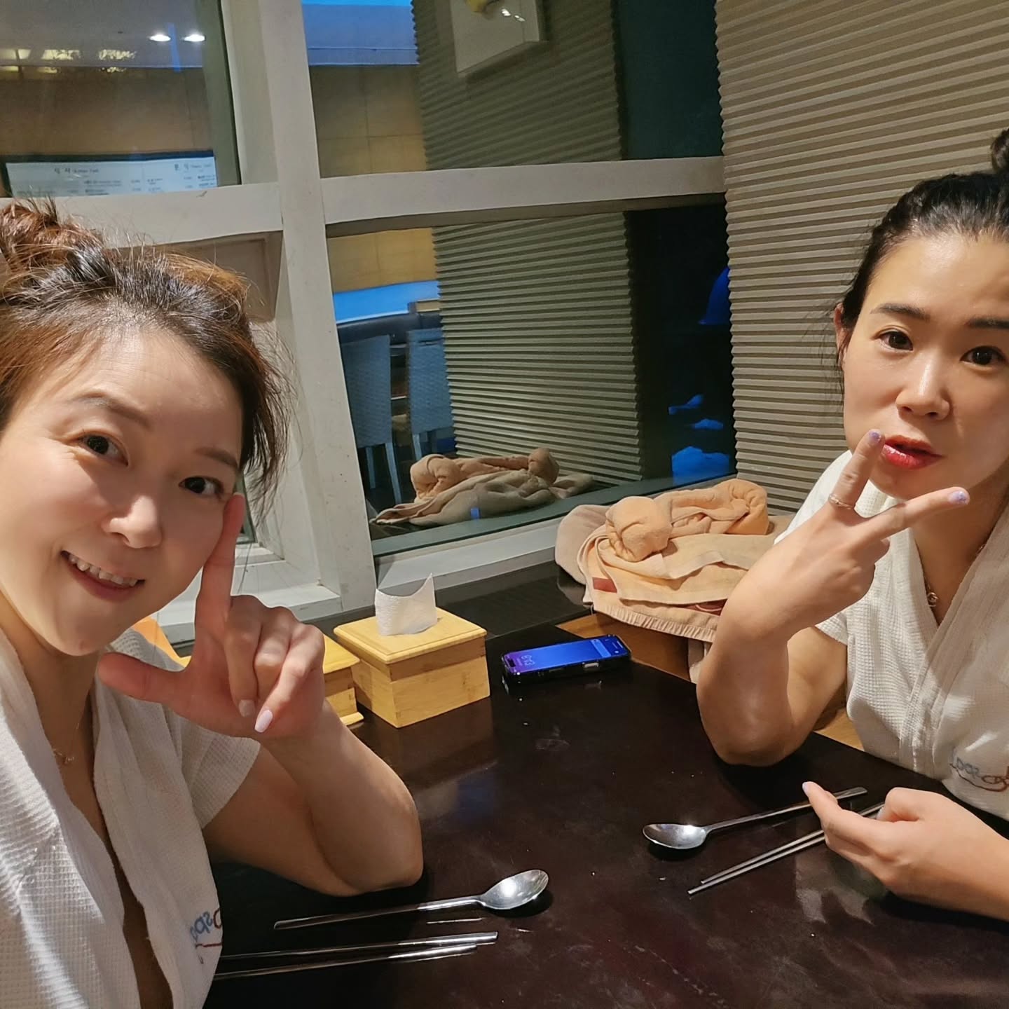 #찜질방 #강남찜질방 #강남여성전용찜질방 #자부타임 #맥주내기배고스톱 #노천탕
.
친구와 둘이 서울 찜질방 자부타임~
노천탕도 있고 다양한 부대시설이 있는 곳에서 우린..
맥주내기 배 고스톱이나 치고
먹는걸로 시작해서 먹는걸로 끝났다고 한다 ㅋㅋㅋ
안해본 추억 한장 또 추가~
.
.
#찜질방데이트 #찜질방노천탕 #찜질방놀이 #서울나들이 #알찬1박2일