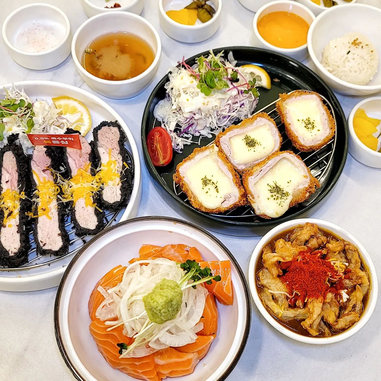 #협찬 

소바카츠 둔산법원점

📍대전 서구 둔산로123번길 28 1층
🕰11:00 - 21:00 
  15:00 - 17:00 브레이크타임 
☎️ 0507-1459-9942
🅿️ 주차 가능(1시간 지원)

🍴프리미엄 오징어먹물 블랙 특등심카츠 14,500원 
🍴통 모짜렐라 치즈카츠13,000원 
🍴허브숙성 사케동 15,900원

🍜 소바카츠 둔산법원점은 화사한 조명과 깔끔한 화이트톤 인테리어로 마치 카페에 온 듯한 느낌이에요. 🌿 

🍜 넓고 쾌적한 공간 덕분에 편안하게 식사할 수 있었어요. 
테이블마다 태블릿이 있어 메뉴 선택이 편리해요.🥢

🍜 소바카츠는 100% 국내산 돈육을 100시간 저온 숙성해서 카츠를 만들어요.

🍜 먹물 빵가루로 색다른 비주얼에 건강까지 생각한 메뉴들이 있어 가족들과 외식하기 좋아요.

🍜 생맥주🍻 1,900원 이벤트가 진행중이라 간단하게 맥주, 하이볼과 즐기기도 좋아요.

🦑 오징어먹물 블랙 특등심카츠
오징어 먹물 빵가루로 튀겨낸 블랙 특등심카츠는 비주얼부터 남다르죠? 
두툼한 등심에 치즈가 솔솔 뿌려져 있어 고소함이 배가 돼요. 
겉은 바삭, 속은 촉촉한 이 조합은 정말 최고! 
다양한 소스(돈카츠소스, 카레소스, 와사비, 새우젓, 히말라야 핑크 솔트)와 함께 먹으면 색다른 맛을 즐길 수 있어요🍛

🧀 통 모짜렐라 치즈카츠 
모짜렐라 치즈가 듬뿍 들어간 치즈카츠는 한 입 베어 물면 쭉 늘어나는 치즈가 일품이에요.
겉은 바삭하고 속은 촉촉한 치즈의 풍미가 가득해서 너무 맛있어요.

🍣 허브숙성 사케동 
허브로 숙성한 연어가 듬뿍 올라간 사케동은 신선한 연어의 맛을 제대로 느낄 수 있어요.
부드러운 연어와 밥, 그리고 각종 야채가 어우러져 한 그릇 뚝딱! 
연어의 식감이 부드럽고 촉촉한데다 간이 딱 맞아요.

🍜 소바카츠는 가성비도 최고! 
밥🍚, 장국, 우동 육수까지 리필이 가능해서 배부르게 먹을 수 있었어요.
직원분들도 친절해서 기분 좋게 식사할 수 있었답니다😊

🍜 대전에서 맛있는 카츠와 사케동을 찾는다면 소바카츠 강추! 
다양한 메뉴와 소스, 깔끔한 인테리어까지 모두 만족스러웠어요. 
다음에도 꼭 다시 방문하고 싶어요! 💖

#소바카츠 #돈카츠 #일식까스 #납작우동 #넓적우동 #납작소바 #먹스타그램 #맛집추천 #돈까스 #마제소바 #대전맛집 #마제소바 #맛스타그램 #먹물카츠 #대전돈까스 #대전돈카츠 #대전냉모밀 #대전소바 #대전법원맛집 #대전시청역맛집 #대전관평동맛집 #대전월평동맛집 #창원맛집 #대구칠곡맛집