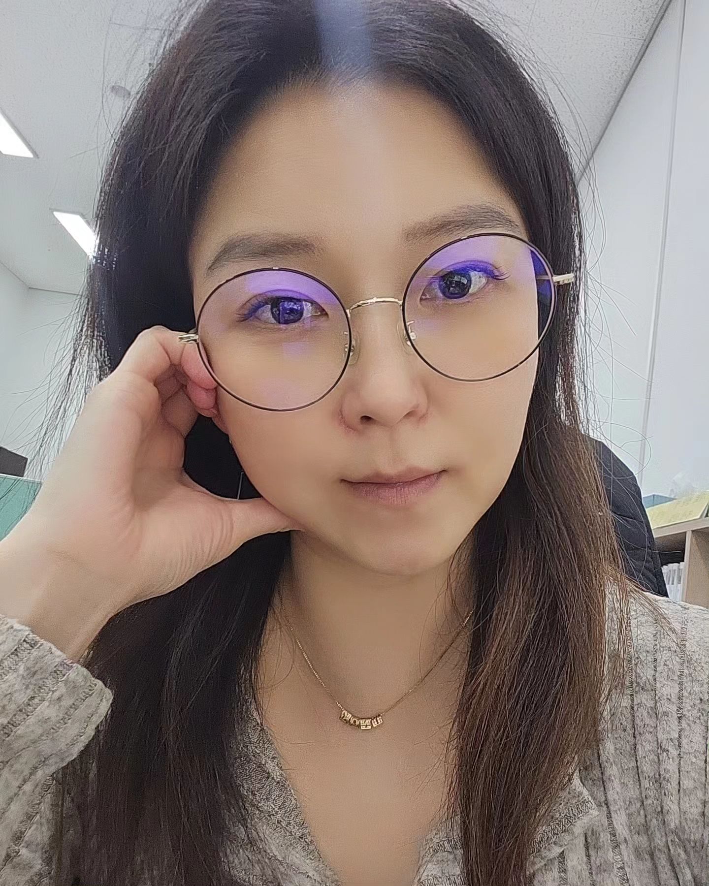 나이 먹어서 눈도 침침한것 같구🤣🤣
일하다가도 혼자 잘 노는 40대 아주미.
나름 블루스크린 차단되는 안경!
다른 느낌 테로 하나 더 사야게땅~
.
.
.
#눈침침 #노안인가 #블루스크린차단안경 #일해야지 #땡땡이치지말고