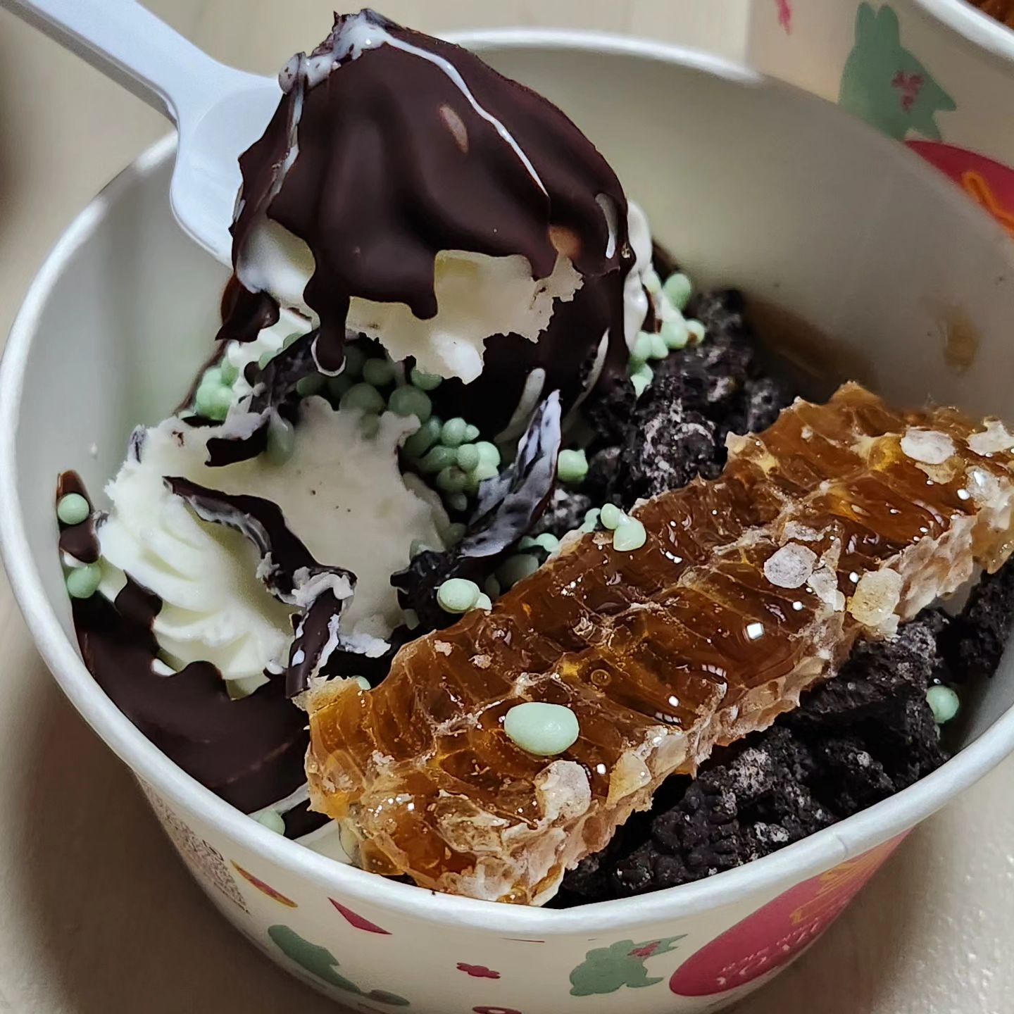 #협찬

겨울에 먹는 아이스크림이 제맛🍨

따순 집에서 까먹는 귤이랑 아이스크림이 겨울의 별미라고 할 수 있죠! 이번에 요거트 맛집이 새로 생겼다고 해서 요아정 어플로 시켜서 집으로 배달시켜 먹어봤어요😏

토핑도 다양해서 골라먹는 재미가 있는데요. 벌집꿀이나 생과일 등 다양한 토핑이 있어서 취향에 맞게 옵션 선택하셔서 시켜주시면 됩니다☺

양도 내 마음대로! 저는 150g이랑 300g 한개씩 시켜먹어봤는데 적은 양이던, 많은 양이던 토핑이 풍부하게 올라가서 상큼 달달 꾸덕 바삭한 맛이 한번에 폭죽처럼 입안에서 팡팡 터져요🍦

요거트 아이스크림의 원조! 배달 점유율 1위인 요아정! 청주에는 복대동이랑 수곡동에 있는 것 같으니 참고하셔서 가까운 곳에 시켜서 드셔보세용( •̀ .̫ •́ )✧

참고로 저는 요거트아이스크림의정석 청주복대점에서 시켜먹었어용😙

yoajung_official

#카페프랜차이즈 #요거트프랜차이즈 #자사앱 #앱  #요아정앱 #할인쿠폰 #배민 #브랜드관 #생과일 #벌집꿀 #다양한토핑 #신메뉴 #요거트아이스크림의정석 #요거트아이스크림 #요아정 #생과일아이스크림 #요거트 #그릭요거트 #그릭요거트전문점 #요거트아이스크림전문점 #yogurt #greek #디저트 #디저트맛집 #팝팝캔디 #딸기토핑 #복대동디저트맛집