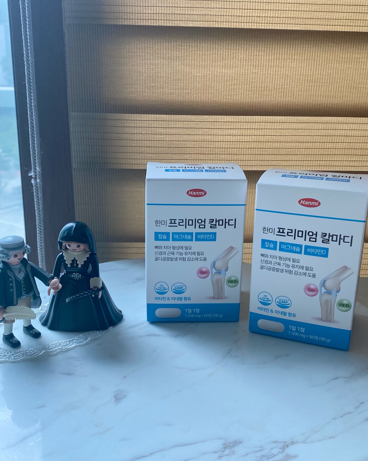 #협찬 .
.
.

💙한미 프리미엄 칼마디🤍

트레이더스 7월 신상 추천템
하루 한알로 챙기는 뼈건강💪🏽

👉트레이더스에 가면 꼭 사야하는 가성비 칼슘영양제 ! 
-총 120일분, 1만원대라 가성비좋아요😁
트레이더스에서 핫한 신제품으로 특히,
한미에서 만들어 믿을 수 있는 프리미엄 제품이에요!
요즘들어 뼈 건강을 위해 지금부터 칼마디 꾸준히 챙겨먹고있어요.
뼈와 치아 형성에 필요한 한미의 맞춤 배합이라 좋아요.

칼마디는 칼슘+마그네슘+비타민D
프리미엄 해조 칼슘과 근육 기능 유지에 도움을 주는 마그네슘 
그리고 칼슘 흡수 UP! 비타민’D ,하루 1알에 칼마디, 비타민K, 망간, 아연까지 6중 올인원으로 들어 있어서 먹기 편했어요~ 해조류로부터 얻은 식물성 칼슘으로 소화흡수가 용이해요

> 골다공증 발생 위험을 염려하는 분
> 뼈가 약해지기 쉬운 갱년기 여성분
> 뼈 건강과 근육 기능 유지를 함께 관리하고 싶은 분
> 신뢰하고 먹을 수 있는 영양제를 찾으시는 분
> 골격 형성이 필요한 성장기 청소년
> 실내 활동을 주로하는 현대인 
이런분들이 드시면 좋을것같아요! 😁
.
.
.

#한미사이언스 #트레이더스추천 #트레이더스추천상품 #칼슘 #마그네슘 #비타민D #영양제 #한미건강기능식품 #한미건기식 #한미
