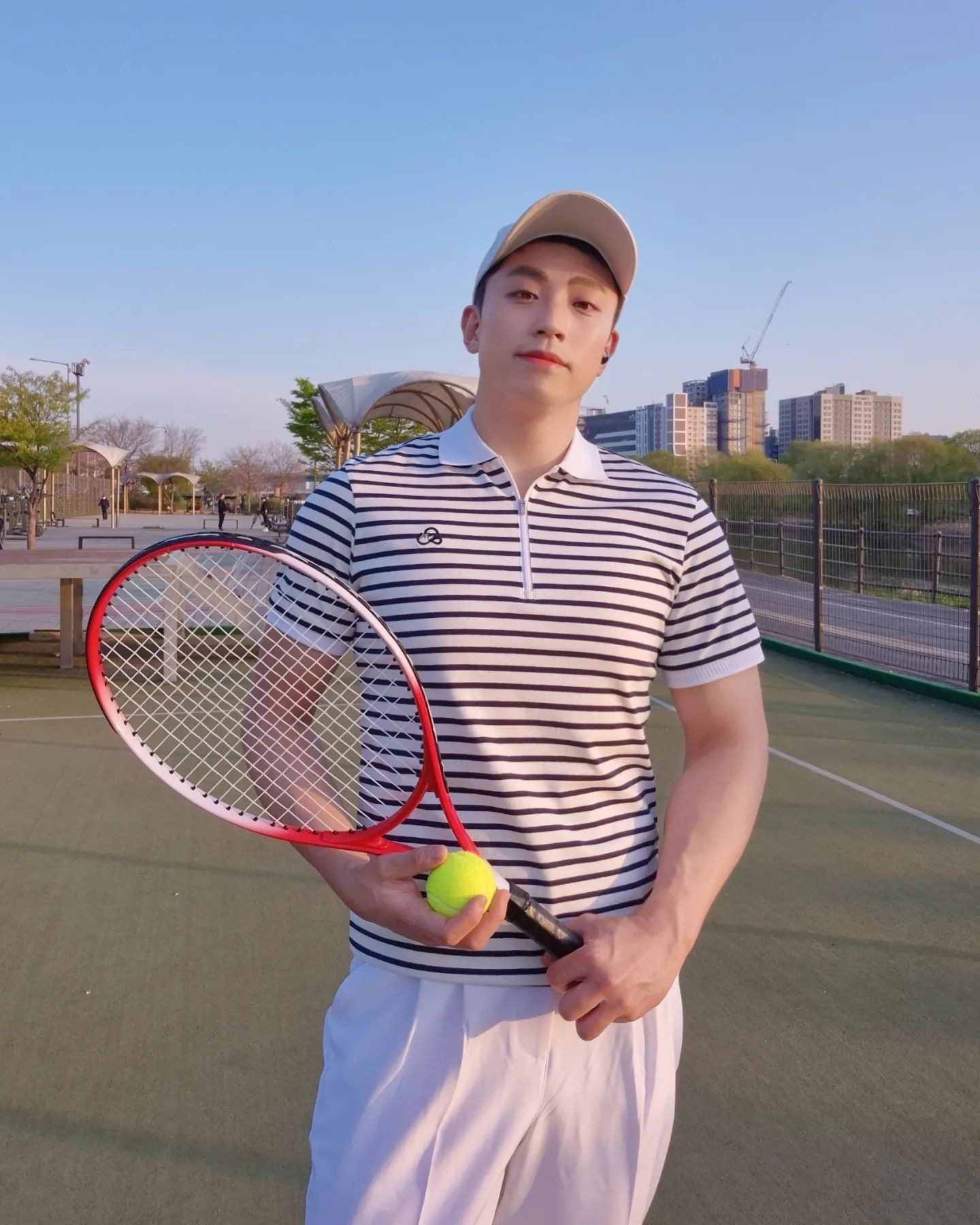 #협찬 젊은 취향에 맞는 스타일리쉬한 핏과 고급스러운 소재감의 <투애니스홀 하프집업 카라 티셔츠>로 운동룩부터 데일리룩까지 간편하게 스타일링 해보세요😁

스트라이프 하프집업 카라는 투애니스홀 특유의 깔끔한 핏이 살아있는 스타일인데요, 소라색과 네이비색상 두가지로 출시되어서 일상에서 아무 바지에나 매치해서 입기 좋아요😄 가벼우면서도 흐물거리지 않는 면혼방 소재를 사용해서 피부에 닿는 느낌이 부드럽고 신축성이 좋아서 테니스나 골프같은 야외 활동에도 딱이랍니다✌️

지퍼를 활용해 다양한 스타일링이 가능하니 여름 야외활동에 시원하게 입을 캐주얼한 옷 찾으시는 분들에게 추천드릴게요!

📌182cm/80kg
Model is wearing size L(navy)

#투에니스홀 #20thhole #20th_hole #투에니더그 #골프코디 #골프웨어 #골프웨어추천 #스포츠 #골프 #여름티셔츠 #남자반팔티 #데일리 #데일리코디 #카라티셔츠 #스트라이프 #하프집업티셔츠