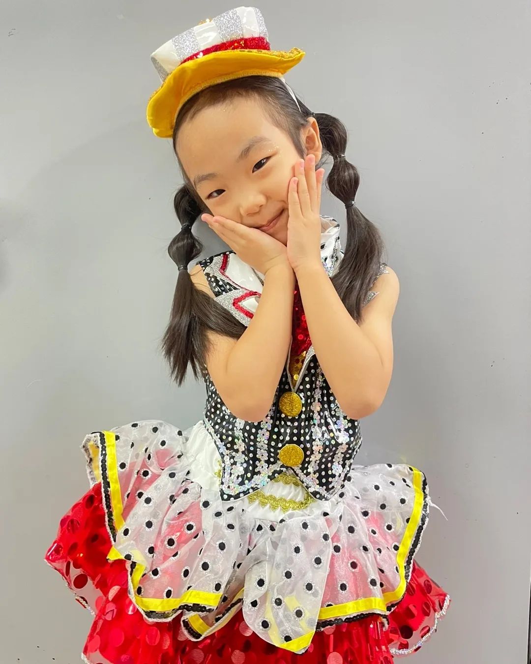🥰 우리집공주 귀염빵탱이 얼집 재롱발표회🎶

휘양찬란한 옷을 3벌이나 갈아입으면서
센터도 두번이나 하고ㅋㅋㅋㅋㅋ
야시방망이가 끼를 다 부렸네🩷

엄마는 열심히 박수치고 소리질러대도
집중하느라 엄마안쳐다봄ㅋㅋㅋ

울딸래미 잘해따~~~
열심히 아이돌 댄스 막막따라하더니
잘하넹ㅋㅋㅋㅋㅋ🦔🦔🦔🦔🦔

#만3세 #재롱발표회 #엄마목소리주의