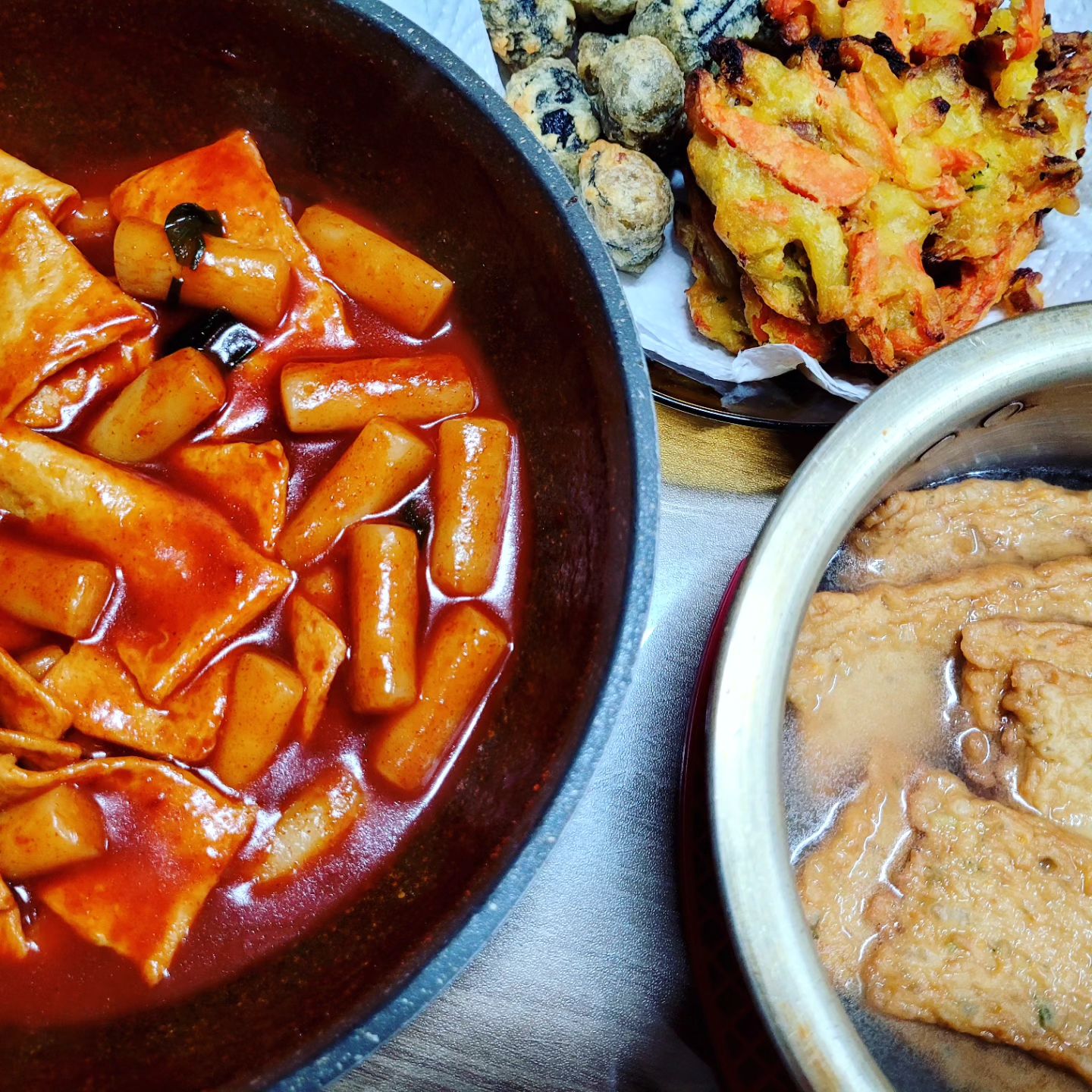 #다크양_협찬 #1997푸드 #1997떡볶이밀키트

떡볶이 좋아하는 분들이라면 그냥 지나갈수 없죠🤤😋
옛날 학교 앞에서 먹던 떡볶이 맛이 그리운 분들에게 맛있게 드시기 좋은 떡볶이 밀키트‼️👍
10분도 안걸리는 간단하게 만들어 먹기 좋아요☺️
누구나 쉽게 만들어 먹을수 있는 쉬운 밀키트 입니다👍
남녀노소 누구나 맛있게 먹기 좋은 그시절 달달 떡볶이예요😊
남은 소스에 밥 볶아먹는거 다들 아시죵🤭😋

brilliant_watch

#옛날떡볶이 #1997떡볶이 #밀키트추천 #떡볶이밀키트 #캠핑떡볶이 #캠핑밀키트 #캠핑음식추천 #밀떡볶이 #국물떡볶이 #매운떡볶이 #즉석떡볶이 #간편음식 #집들이요리 #집들이메뉴 #집들이선물추천 #자취선물 #학교앞떡볶이 #1997푸드 #밀키트떡볶이 #떡볶이 #비더블유아이 #블랙몰