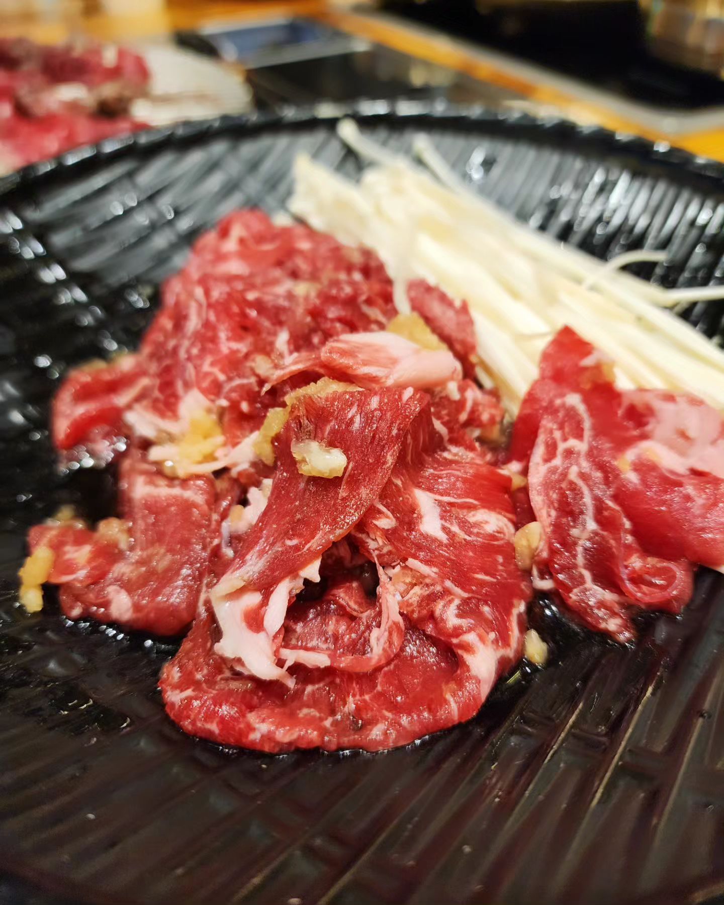 크 기분전환 겸 외식!!

요즘 너무 절망의절망을 달리고 있어서
기분도 전환할겸 밥먹으러갔는데...

진짜 사진 요거 3개 살화냐몈ㅋㅋㅋㅋ
먹는다고 뭐 아무것도 없네요

요즘 힘들다고 징징 거렸었는데
생각해보니 이것보다 더 힘든날도 많았고
늘 제가 존경하는 분 스토리 보면서
동기부여를 계속 했더니 결론은 나더라구요 

이제 정신 좀 차리고 잘먹고 잘 살아야겟어요

가는 시간들이 1분1초가 넘 아까운거 있죠?!

위로해주신 인친분들 너무너무 감사해요
다들 꽃길만, 행복한 길만 걸어요🩷

저 힘들어하면 정신 좀 차리라고
머리끄댕이 좀 잡아주실거죠? ㅋㅋ

# 갈길이 멀었다
# 그날의일은 그날의 에피소드로
# 초긍정의 기운을 받아서
# 앞으로 더 무궁한 발전을 위해서

#직장맘 #육아맘 #남매맘 #워킹맘 #육아소통 #찐소통 #빛으로
