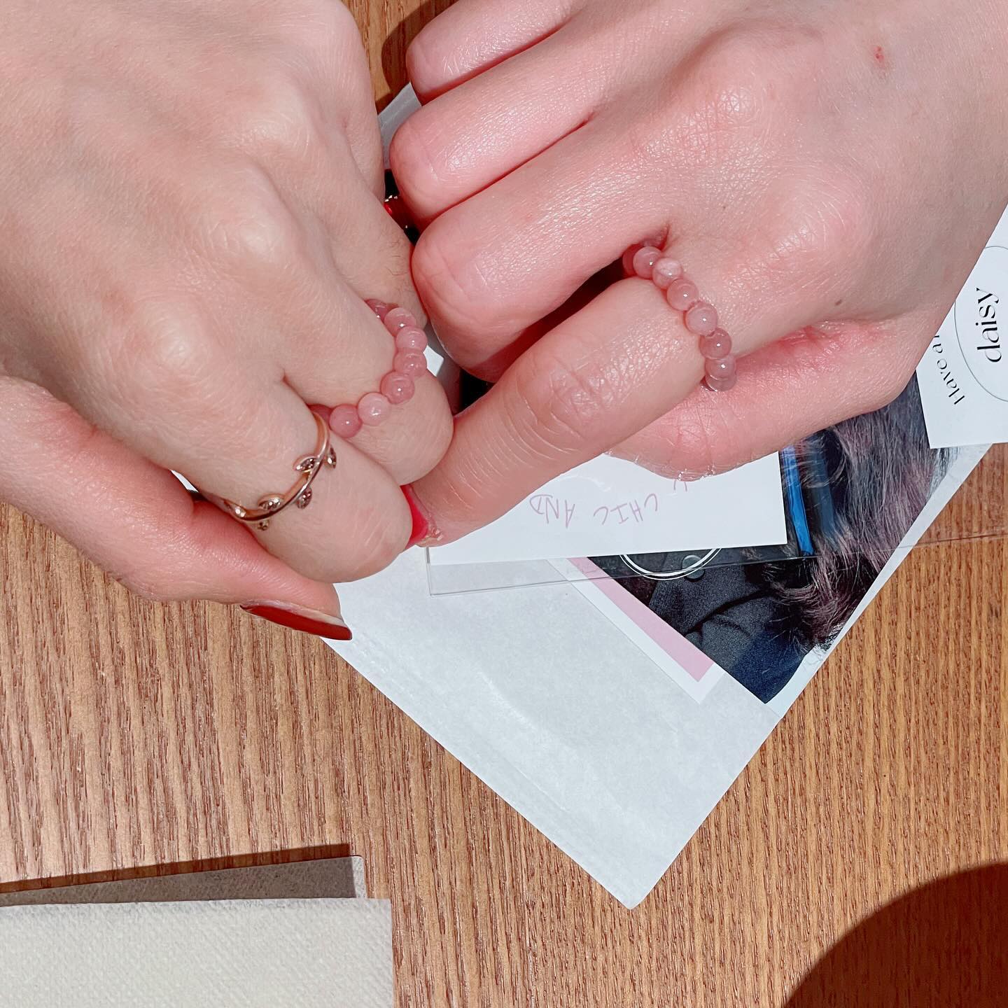 .
오늘기록˙ᵕ˙ 
언니랑 원석반지 하나씩 끼고,
요즘 유행이라는?
캐시미어라고 해서 산?
손가락없는 장갑끼고 좋단다ㅎㅎ
어그도 나름 커플🤣
따수운 사람이 있어 따수운 겨울😉
