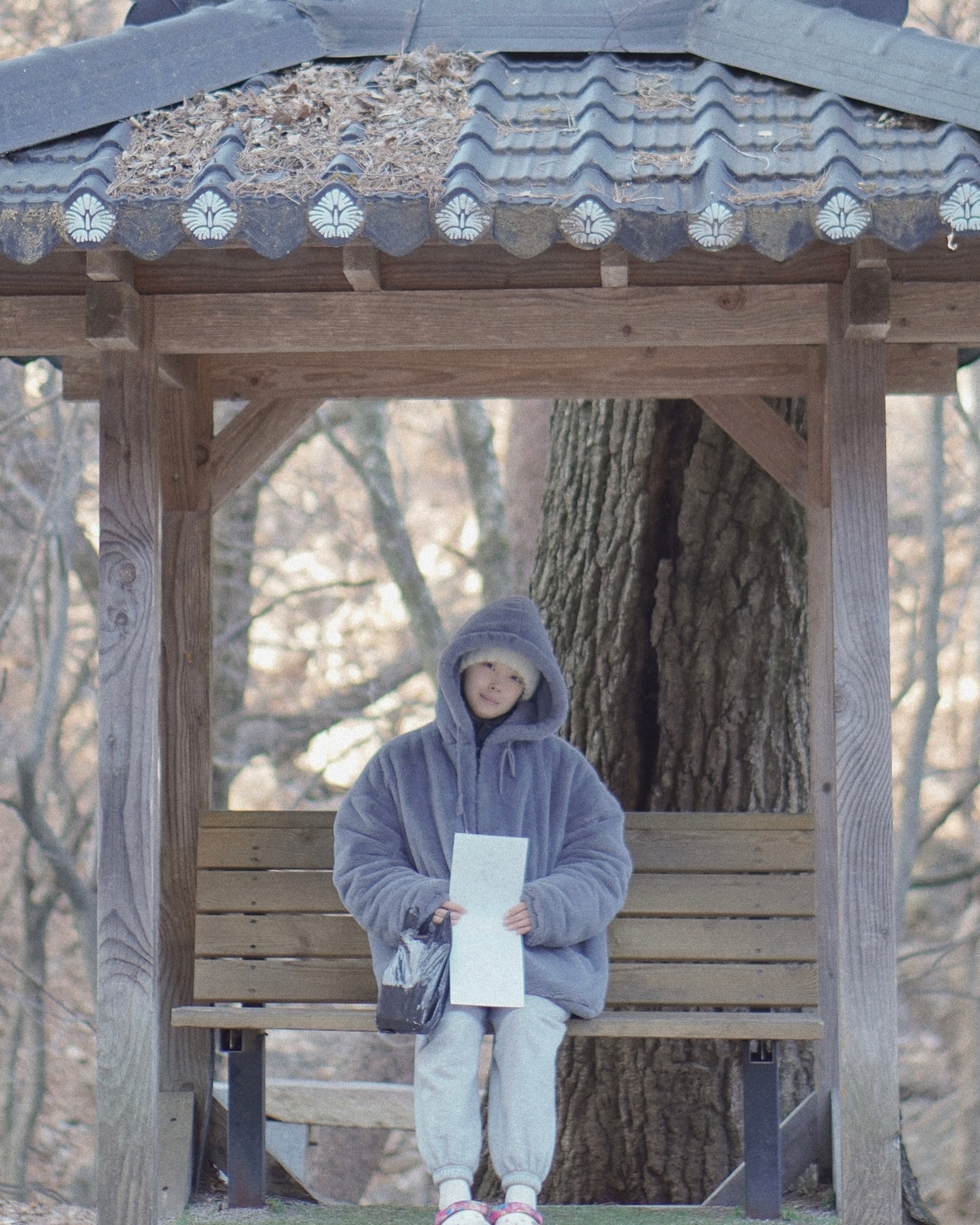 ⁂
절 입구에서 구매한 엿을 먹으며
산길 산책로를 따라 절로 올라가고 있던 중

내려가는 한 가족 단위의 분들께서
나를 가리키면서 ❝봐봐~ 스님도 엿 드시네~❞라며
그윽한 미소를 지으시곤 나를 스쳐 지나가셨다.

과연 그들의 오해는 무엇 때문이었을까 (5점)
1. 스님 ST 그레이 복장
2. 니트 비니
3. 창백한 내 쌩얼
4. 짧은 똑단발이라 머리카락이 안 보여서
5. 그냥 스님 그 잡채라

ᵒ̴̶̷̥́ ·̫ ᵒ̴̶̷̣̥̀ 나 그래도.. 뽀짝 하고 화려한 크록스 신고 있었는데..
내 신발까지는 못 보셨던 걸까.. 아님 MZ 스님으로 보셨을까..

#나무아미타불관세음보살