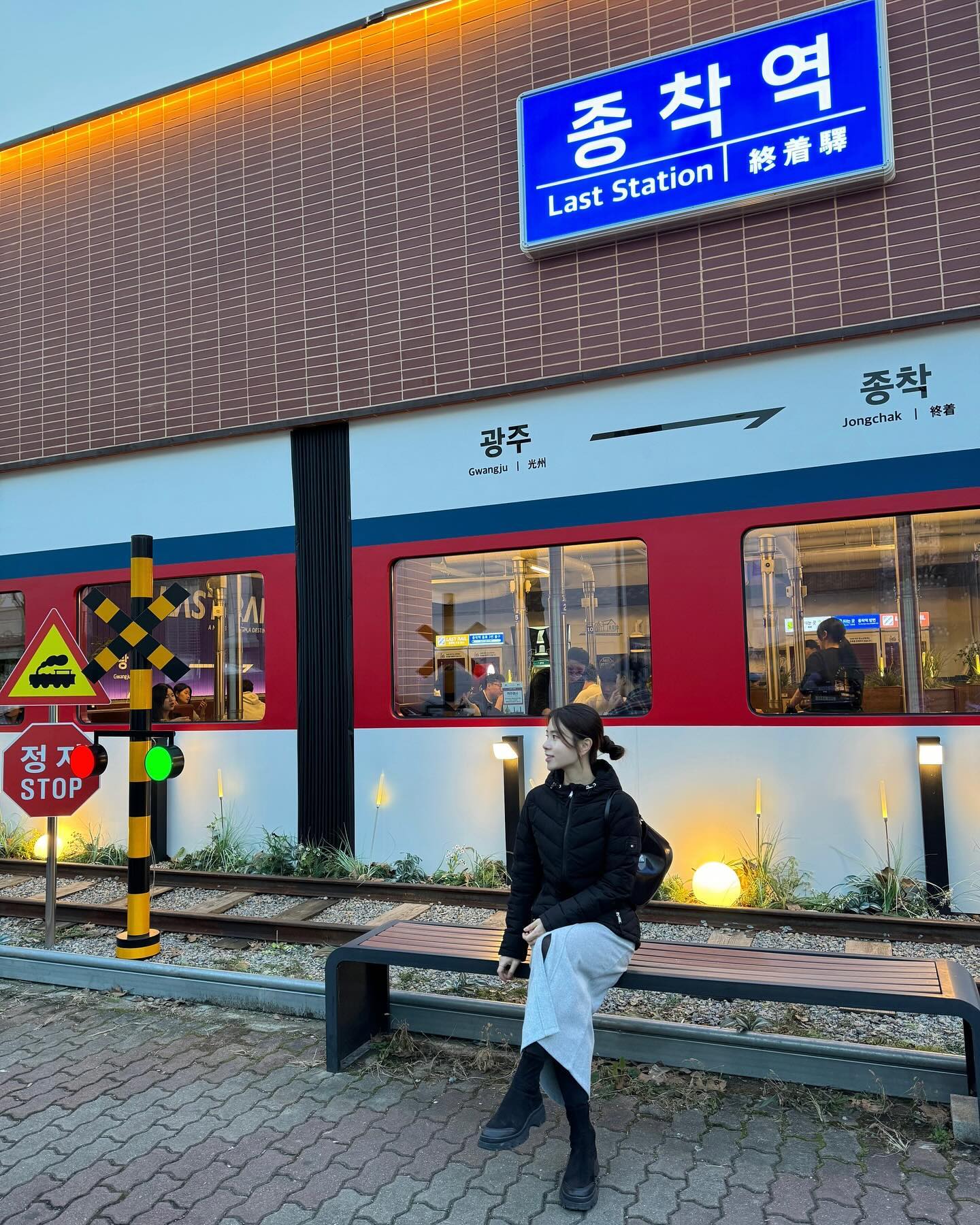 첨단 종착역(월계동 876-1)

요즘 정말 핫한 첨단 종착역에 다녀왔어요🚅🐷🔥

기차역 컨셉으로 꾸며진 인테리어가 아주 인상적이죠!  준비된 포토존 지나칠 수 없어서, 바로 사진 찍어줬습니다 🤭 

저희가 오늘 시킨 메뉴는요 ~~~~🐖💕

종착역 마블 삼겹살 2인분(1인 16,900원)
종착역 정-가브리같 1인분(1인 15,900원)
종착역 볶음밥(2,900원)
맥주 2병, 소주1병
 
이렇게 시켰구요 ! 
쏘맥 시원하게 말아서 함께 먹어줬습니다 ㅋ_ㅋ

그리고 젤 중요한 저희의 평은 🤔
우선, 고기를 다양하게 즐길 수 있도록 양념 종류가 정갈하게
여럿 나와서 좋았습니다 !!
그리고 직원분이 고기를 구워주셔서 편하게 먹을 수 있어서
좋았고, 1차로 바베큐 된 고기를 구워주셔서 빨리 익어서
좋았습니다 ㅋㅋㅋ 🤤🤤🤤(고기 앞에 두고 현기증나효..)
질기지도 퍽퍽하지도 않는 그렇다고 너무 기름지지도 않는 정도의 삼겹살이 야들야들~~하니 좋았구요 ! 😄 
가브리살도 깔끔하니 좋았습니돠!!! 🍻🍻🍻
(완죠니 술을 부름 주의..⭐️)
그리고 후식으로 쌍쌍바 아이스크림까지 준비되 있어서 짝꿍이랑 한개 나눠서 입가심으로 딱이더라구요! 🍦ㅎㅎ ^^

맛있는 고기는 물론이고! 
포토존도 있고, 기차역 컨셉도 충실해서 재밌는 분위기를 연출하는 첨단 종착역!! 
담에 또 삽겹에 쏘맥 한잔 하러 가야겠습니당 ㅋㅋ 🐷🥓

#협찬 #리뷰노트 #광주맛집  #광주삼겹살 #광산구맛집  #첨단고기집 #첨단삼겹살 

이 글은 리뷰노트를 통하여 본 업체에서 제품 또는
 서비스를 제공받아 작성 된 글입니다.