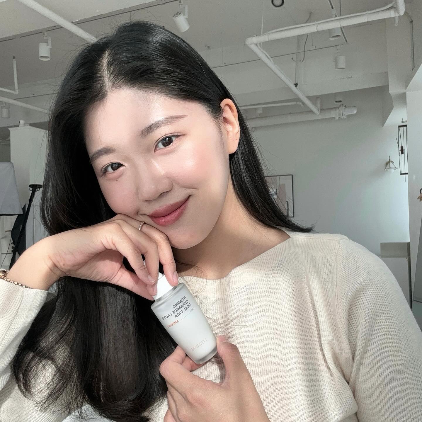 요즘 내 기초케어 필수템✨🤍 #시카앰플 #딥모이스처크림 
*건조함은 싹-잡고 피부장벽을 튼튼하게 만들어주기
*촉촉하고 환한 피부 하루종일 유지하기
모두 ntiming_official_kr 덕분🫶🏻

#스킨앤스킨 #엔타이밍 #ntiming #엔타이밍모델선발대회 #밀크세라마이드 #뷰티모델
