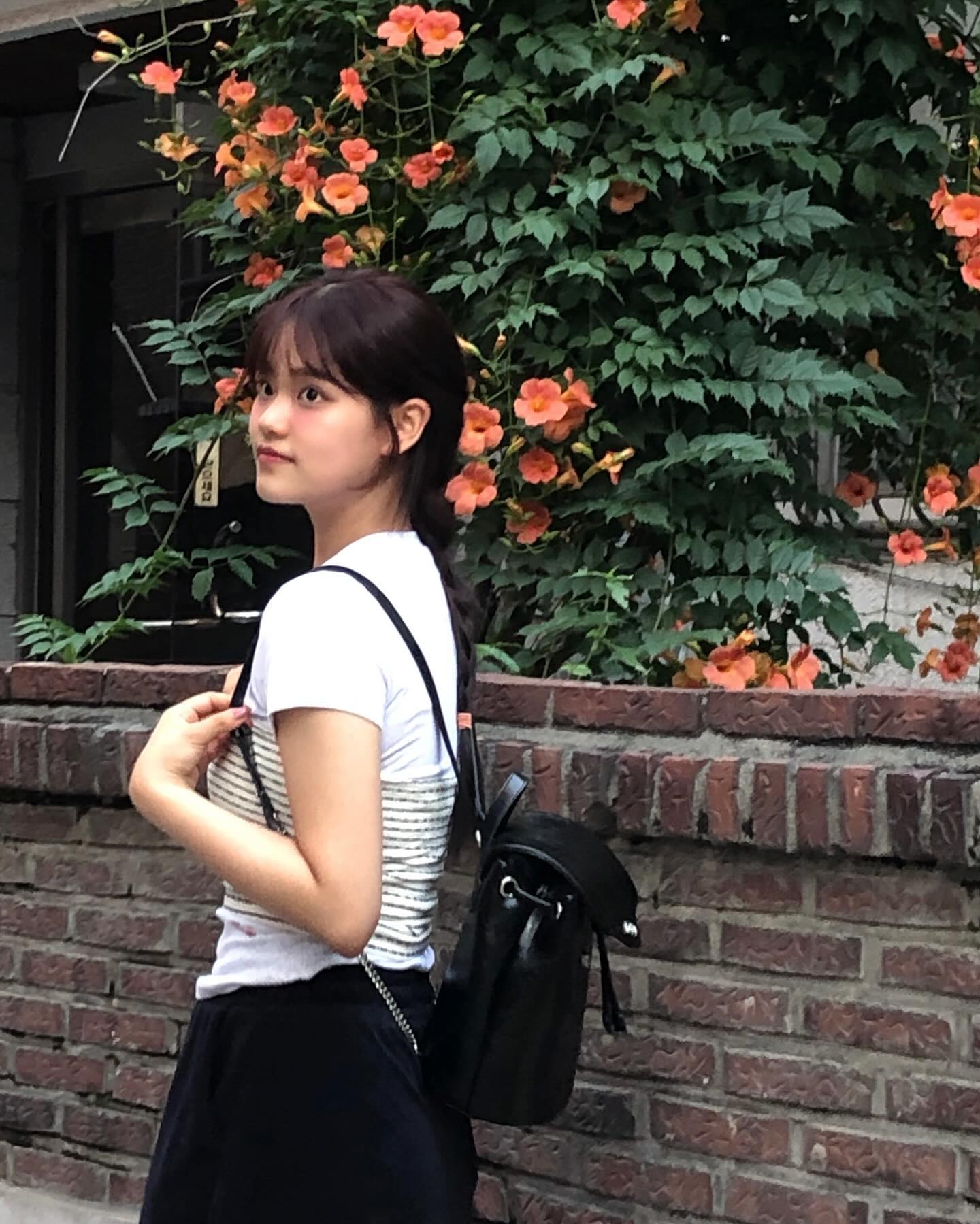나의 반짝 행복 ଘ(੭ˊᵕˋ)੭* ੈ✩‧₊˚
—
내가 좋아하는 시집과 네잎클로버
자두 소르베와 애정이 담긴 음악

습하고 더운 향기로 가득한 7월
혹여나 당신의 마음이 뒤숭숭하다면, 
그건 모두 날씨의 탓!

그러니 자책하지 말아요
잘못한 건 빵꾸난 저 하늘이니..