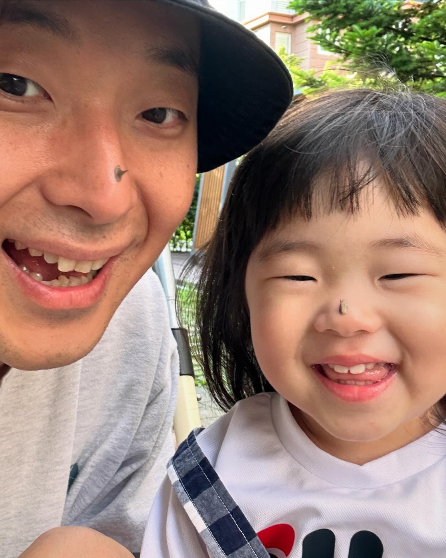 라떼는 말이야~
하루종일 이렇게 놀았었어~

근데 요즘 장미는 가시가 크질 않네..
아님 내가 커버린건가?ㅎ

#코뿔소놀이🦏