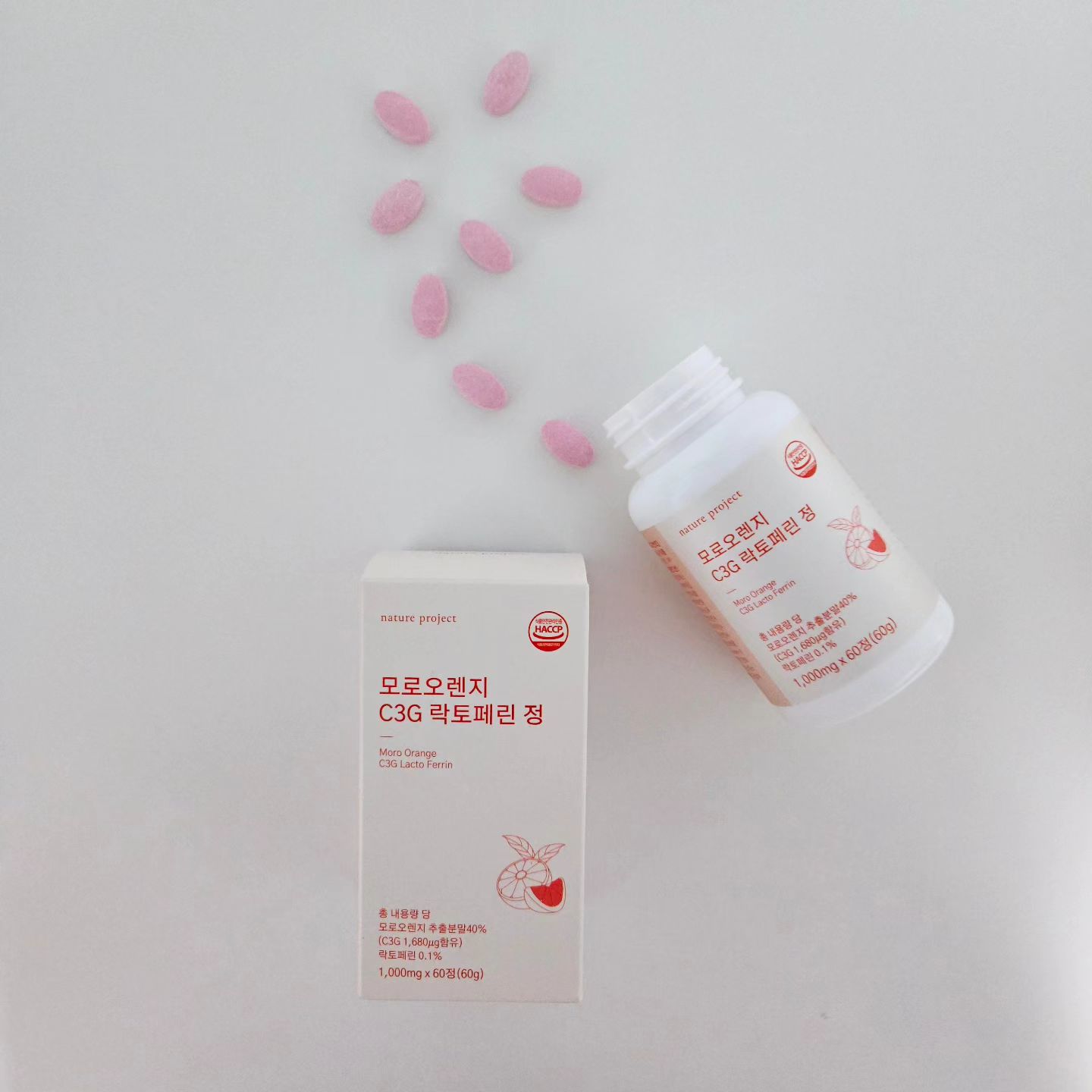 #협찬 네이처프로젝트 모로오렌지 C3G 락토페린모로실 1000mg 

🧡비타민C 비타민B6 나이아신 티아민 플라보노이드 판토텐산 안토시아닌 

🧡모로 오렌지는 블러드 오렌지의 일종으로 비타민C 함량이 높으며 안토시아닌(C3G) 함량이 가장 높아 진한 붉은색을 띄고 있는 것이 특징입니다. 
*본 내용은 제품이 아닌 원료에 대한 설명입니다* 

🧡모로오렌지 C3G락토페린 이런 분들에게 강력 추천드려요! 
- 모로오렌지 속 C3G함량이 높은 제품을 찾고 있는 분 
- 모로오렌지 뿐만 아니라 부원료까지 신경 쓴 제품을 찾고 있는 분 
- 식습관이 불규칙하고 기름진 음식을 자주 드시는 분 
- 자기 관리와 이너뷰티에 관심이 많으신 분 
- 가벼운 하루를 원하시는 분 

🧡WHY?
왜 네이처 프로젝트 모로오렌지 C3G 락토페인이어야 하나요 ?

Point 1.
안토시아닌 축적에 최적화된 기후를 가진  꼼꼼하고 믿을 수 있는 이탈리아 시칠리아산 모로오렌지를 사용했습니다.
<모로오렌지 추출분말 한 정에 400mg함유>

Point 2.
모로오렌지 핵심성분 C3G(안토시아닌) 함유
C3G는 Cyanidin - 3 - glucose의 약자로 모로오렌지의 핵심 성분입니다.

안토시아닌이란 ?
플라보노이드 계열의 항산화 성분으로 꽃이나 과실등에 많이 함유되어 있습니다.
*제품과 관련없는 건강정보입니다*

Point 3.
모로 오렌지와 함께 추가된 다양한 프리미엄 원료, 영양 보충을 위해 모로오렌지와 함께 시너지를 낼 수 있는 7종의 프리미엄 부원료을 함유하여 제작되었습니다.
<락토페인, 피쉬콜라겐, 석류>

Point 4. 
신뢰할 수 있는 HACCP 인증시설 제조

Q & A
Q. 얼마나 섭취해야 하나요 ?
- 하루에 한 번, 1정을 충분한 물과 함께 섭취하시면 됩니다.
- 기호에 따라 2정까지 섭취하셔도 괜찮습니다.

Q. 언제 섭취하면 되나요 ?
편하신 시간에 섭취하시면 됩니다.

Q. 임신 또는 수유 중에 섭취해도 되나요?
임신 또는 수유 중이신 분이나 신장 질환이 있으신 경우 전문의와 상의하여 섭취하는 것을 권장 드립니다.