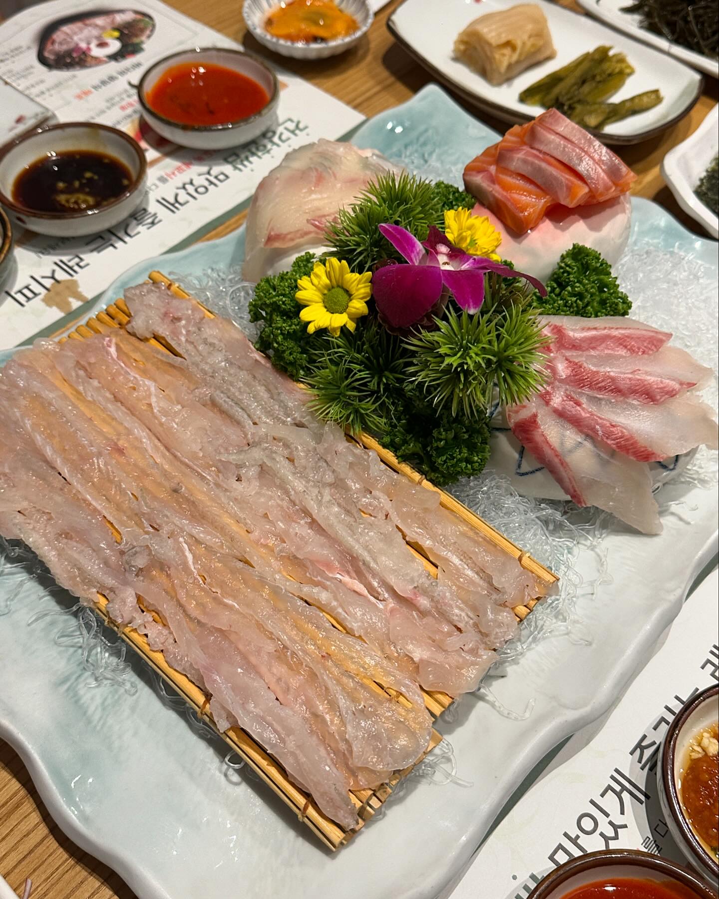 #협찬 강남 맛집 해담채에서 해산물 실컷 즐기기🧡
저녁 코스요리인 해담채 바다A!

건강한쌈 맛있게 즐기는 레시피 
해초 한쌈, 묵은지 한쌈, 갓절임 한쌈, 
깻잎김 한쌈 모두 너무 맛있어요🤤
세코시부터 매운탕까지 
코스요리로 즐길 수 있어서 좋아요! 

해담채는 프라이빗한 개별룸으로 되어 있고 
넓은 연회장도 있어서 
상견례나 회식장소로 추천합니다‼️

📍주소: 서울 강남구 테헤란로 504 해성1빌딩 지하1층
⏰영업시간: 월-토 11:30-22:00 일요일 휴무
🏷️ 메뉴: 해담채 바다A 1인 57,000원

#강남맛집 #강남역맛집 #역삼동맛집 #해담채강남점 #프라이빗 #개별룸#미팅 #회식 #연인 #가족 #상견례 #한정식 #코스요리 #해초바다요리전문점