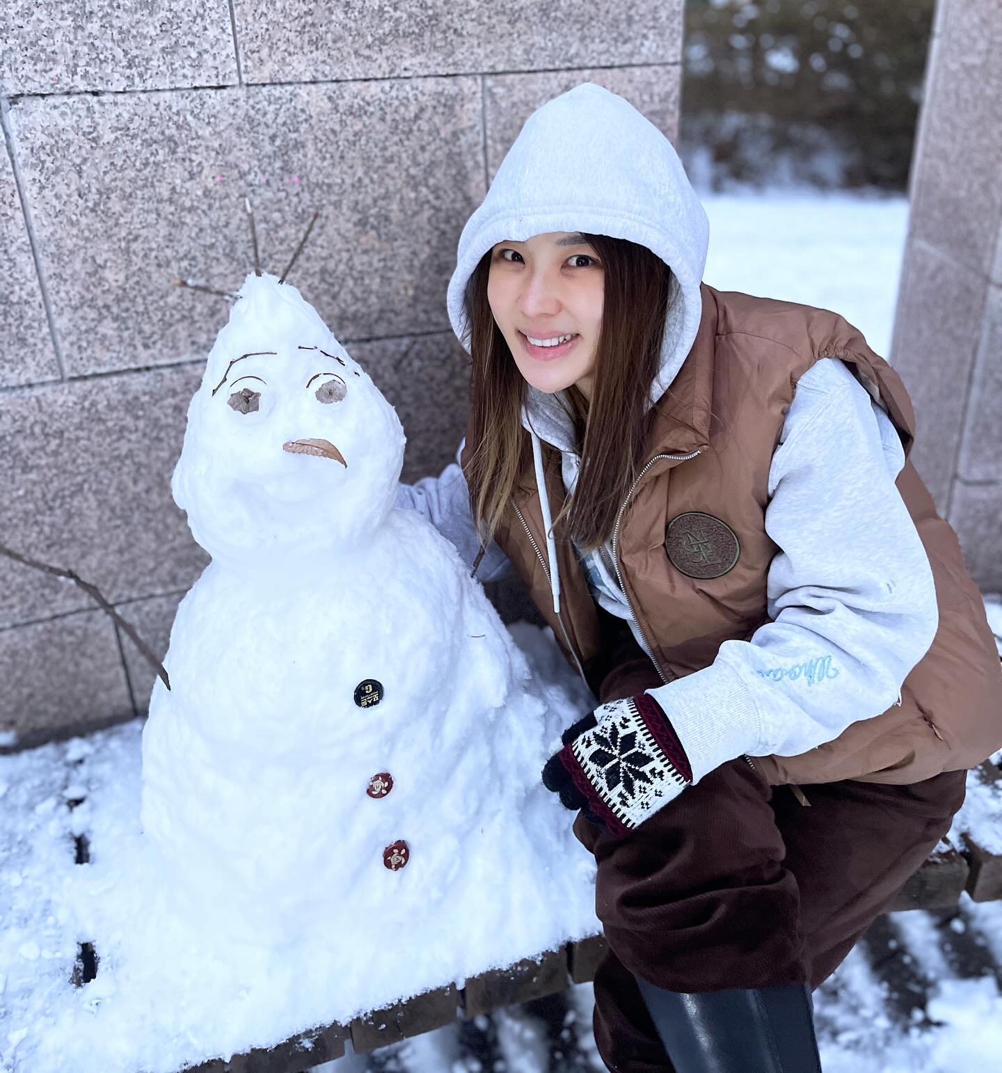 형만한 아우 없다

내가 만든 #눈괴물 언니가 만든 #눈사람 

#whitechristmas❄️ #올라프 #올라프눈사람 

엄마랑 조카 연습도 안하고 #왁왁챌린지 잘하네🤣

오랜만에 가족들이랑 맘편히 해피 연휴 였어요 #연휴끝