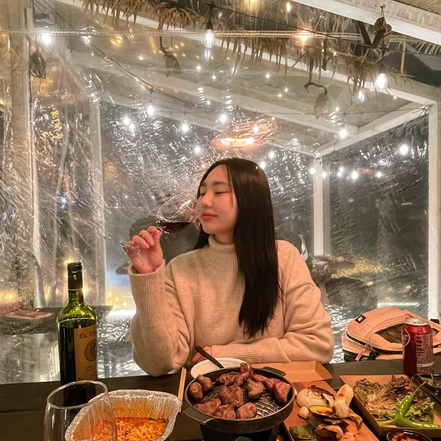 한겨울에도 따뜻하게
한강 보면서 바베큐 구워버리기🍖
소고기부터 돼지고기까지 다양하고 저렴하게
조명이랑 돔까지 멀리 안가도 분위기 미쳐버린다..
엄빠랑 올케 데리고 또 가야지😆

포포몬(popomon.official)을 통해 서비스를 제공받아 작성된 글입니다.

#와이키키마켓 #한강바베큐 #데이트코스 #상암동맛집 #서울맛집 #셀프바베큐장