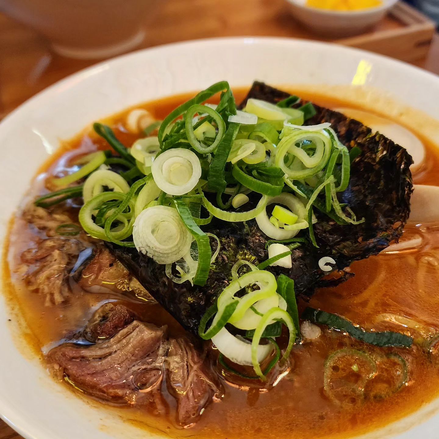 메리어트 동대문 건너편 골목에
꼭꼭 숨겨져있는 #일본라멘맛집 
#초이라멘 🍜

정말 일본의 한 골목에 들어가는 느낌부터
맛있음을 느끼는 시작인듯한 이곳은 
돈코츠라멘과 미소라멘 카라미소라멘
이렇게 세가지의 라멘을 파는 곳입니다

챠슈덮밥이나 다양한 사이드도 있지만
정말 깊은 라면맛을 못잊어 
또 방문했는데요 올때마다 먹는 
#카라미소라멘 에 올라가는 특유의
반숙계란이 너무 잘어울려서 만족감이 
배로드는 곳입니다 

초이라멘른 송파에서 1호점을 시작해 
동대문 2호점으로 라멘맛을 
전파중이신데요 동대문만 닭육수를 추가로
사용하고 있다고하니(어쩐지 깊은맛!)
라멘 좋아하시는 분이라면 
꼭 방문 추천드립니다 !

- 위치: 서울 종로구 율곡로 290-2
  동대문역 10분출구로 나와도 뒤로
  턴하여 동대문카페가기전 골목
- 운영시간: 11시~21시(토요일은 17시 닫고 일요일 휴무)
- 가격대: 1만원 

#먹스타그램 #동대문큐레이터 #동대문 
#동대문로컬크리에이터