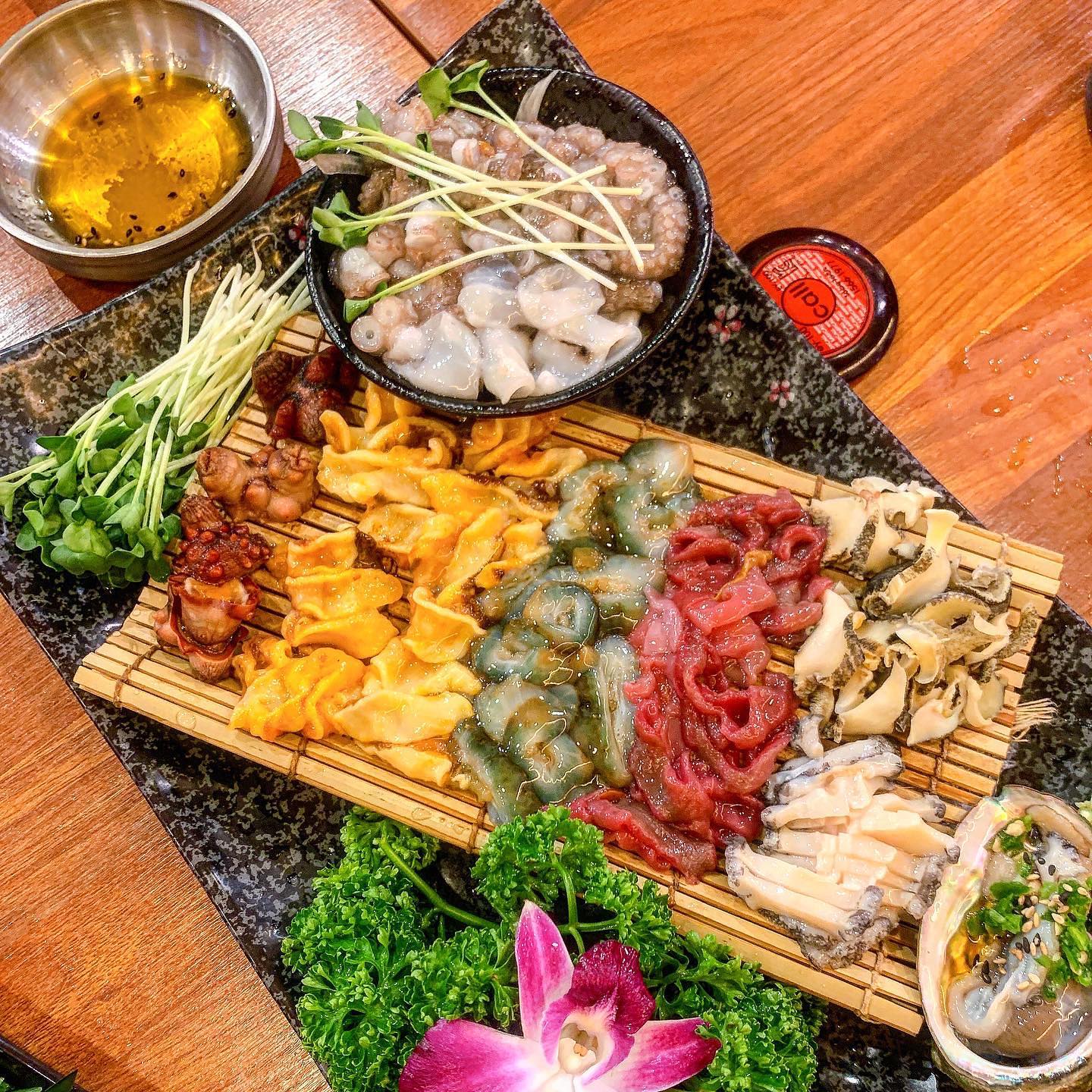 색감이 너무 이뿐 회🫶🏻
모란이 가까워서 둏구나😎
쌩얼에 편한차림으로 나가서 
급작스럽게 먹었지만 ㅋㅋㅋㅋㅋ
마이따 🤤🤤🤤
.
.
.
#모란 #모란맛집
#성남맛집 #총각네회집
#모듬해산물 #알럽 🫶🏻
#개불 #해삼 #전복 #낙지 
크….. 👏🏻👏🏻👏🏻
#해산물사랑 #마이따 🤩
#달달해 #녹네녹아 😍
#못먹는게없는여자 🙄
#다이어트못해 ~~~
#하기싫어 ㅋㅋㅋㅋㅋ
#먹팔 #먹방 #맞팔 #먹팔
#소통스타그램 
#댓글소통 #인친소통
#인친환영 #소통환영 
먹기만 하는 #보험설계사
ㅋㅋㅋㅋ #이야이야오 🎶
#기분좋아 쥬아쥬아💐 
#굿밤 🌙