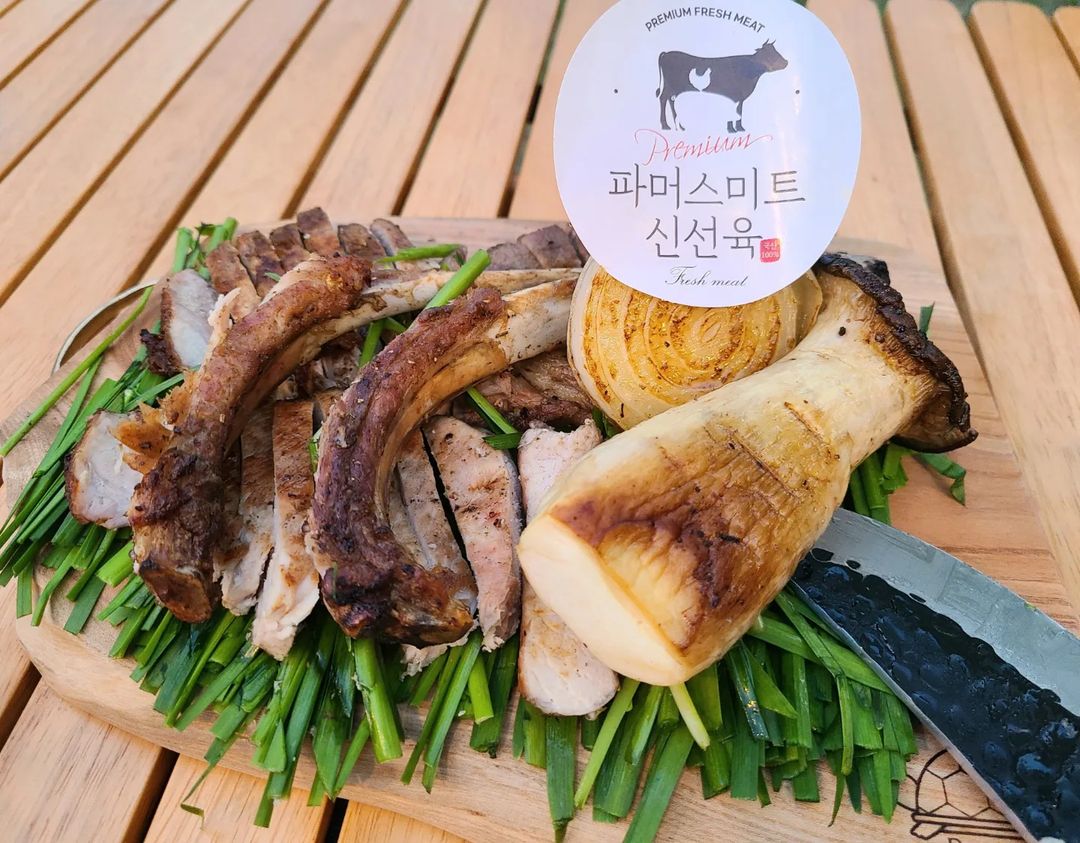 @__h2w_camper.hoon on Instagram: “#협찬#협찬이지만솔직후기 ᴄᴀᴍᴘɪɴɢ 요즘 캠핑고기에 도끼고기가 빠지면 섭섭하죠?😄 이번에는 "돈마호크" 로 준비해봤습니다요👍 소고기 먹다가 돼지고
