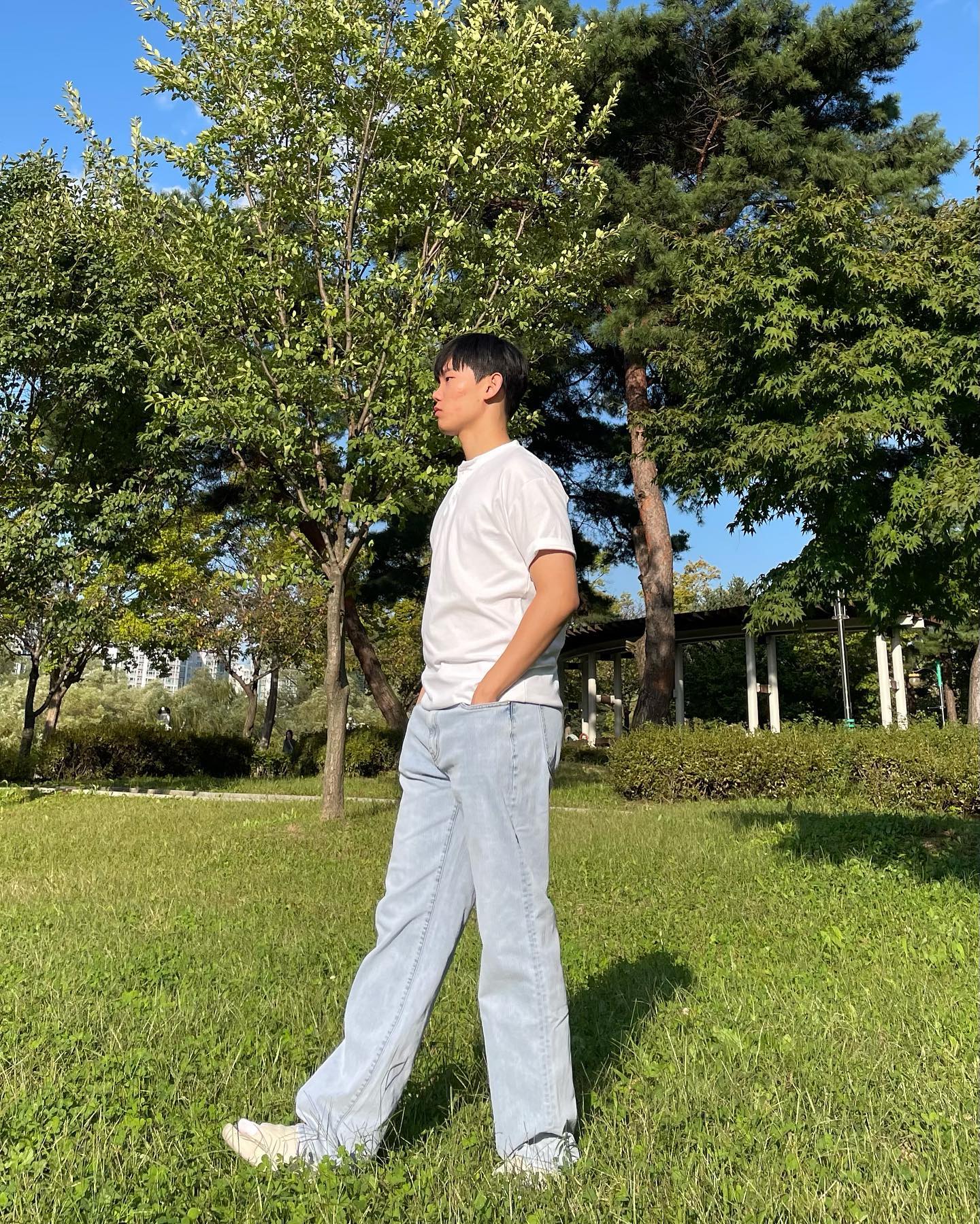 따뜻하면서 시원하고 색깔 너무 예쁜 연청바지 👖 
역시 흰티+연청 조합 ☀️
🍃 bymono__ #바이모노
#와이드데님 #빅사이즈