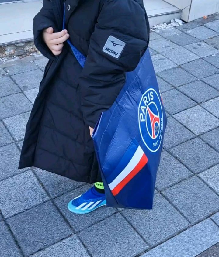 #파리생제르맹 굿즈 예약 주문한거 받고 빵도 왕창 샀다ㅋㅋ😊

.
.
#파리바게트 #psg #리유저블빅백 #파리생제르맹굿즈