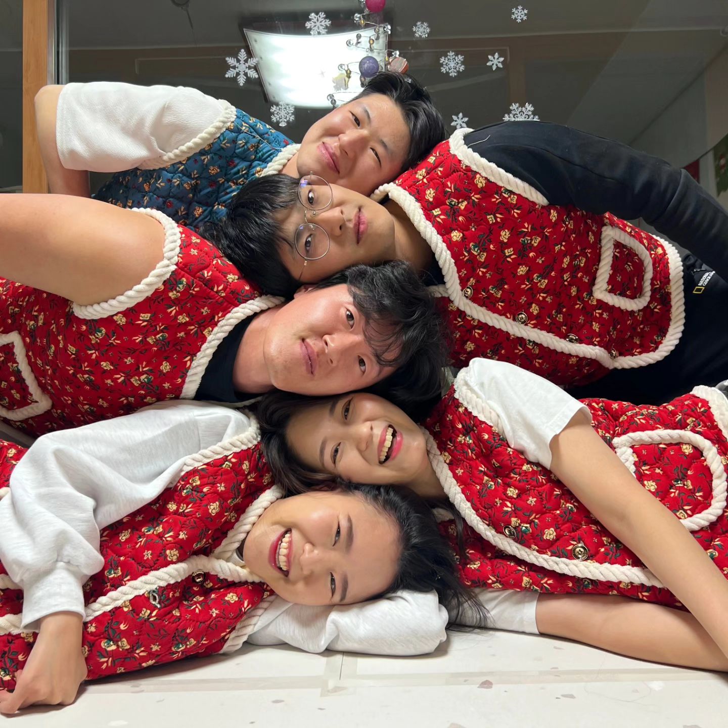 행복한 믜한아지트 신년회! 방울이도 와찌💕
이번 팀유니폼도 아주 찰떡이지✌🏻
깍두기는 특별히 파랑이로
내 얼굴 이모님왈 토실토실 밤버러지😘