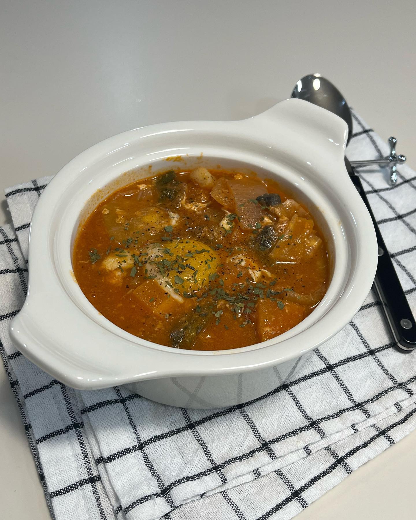 연휴끝나고 3일간은 아침,저녁으로
마녀스프 요것만 먹었어요 🫕🥫

찬바람 부니 슬슬 몸과 위장이 뜨끈~ 해 지는게 땡기더니… 가벼우면서도 딱 그런음식이 마녀스프 인것같아요 

-감자, 당근, 샐러리, 버섯, 양파
-토마토4개, 토마토퓨레, 치킨스톡, 소금, 후추, 월계수잎

한솥 끓여다가 냉장고에 두고두고
계란하나 퐁당 빠트려먹기도하고
또 어떤날은 바게트랑 든든하게 먹기도하고🥖

거의 서양 김치찌개라는 생각이 드네요 😆

#마녀스프 #다이어트음식 #토마토요리 #다이어트식단 #식단일기 #스프 #르쿠르제 #시라쿠스뉴욕 #신혼일상 #직장인다이어트