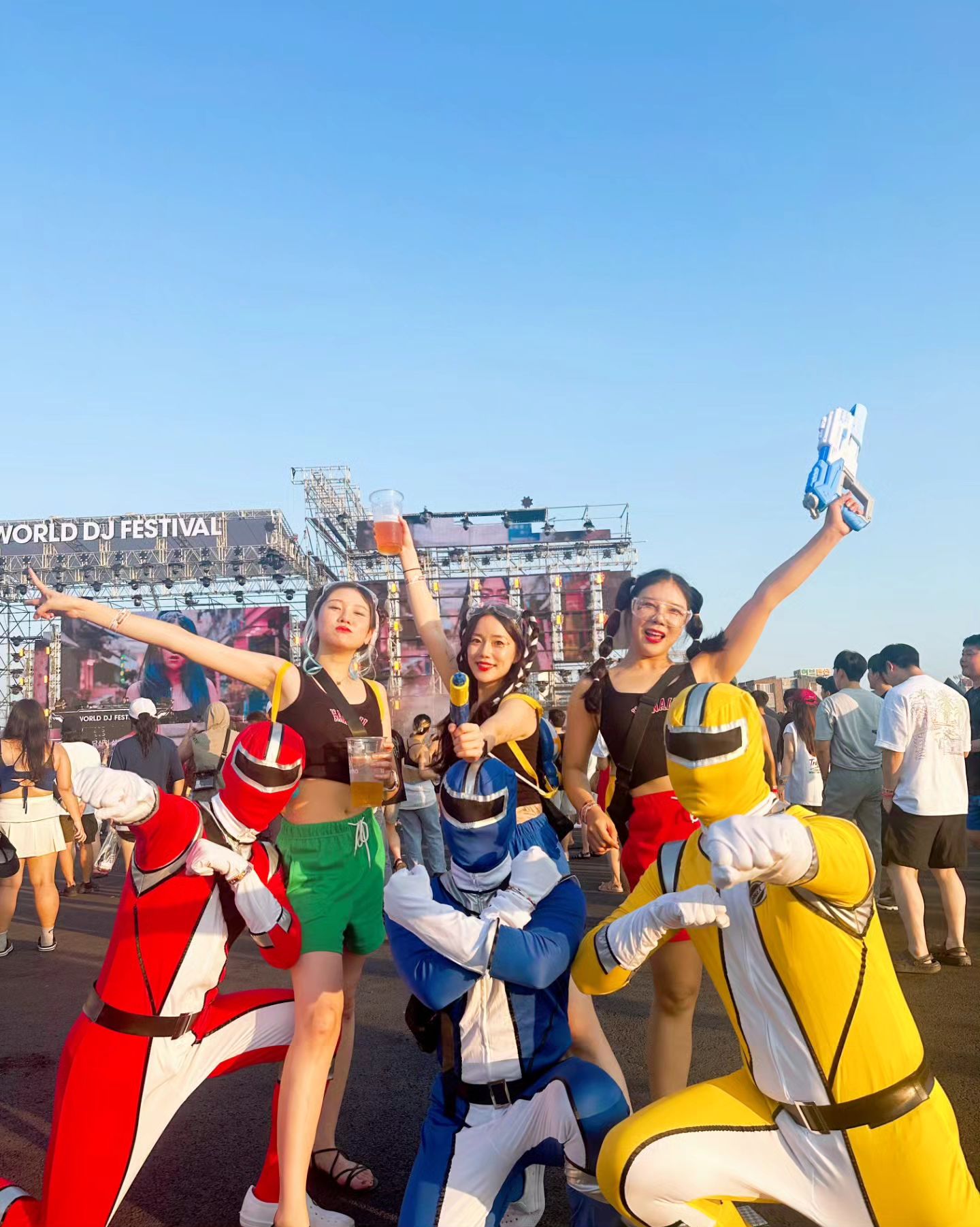 월디페 불토
ㆍ
ㆍ
ㆍ
#월드디제이페스티벌 #불타는토요일 
#보령 #대천해수욕장 #월디페 #파워레인저 #워터밤 #물총 #페스티벌 #트윈룩 #물놀이 #스님 #여름 #직장인 #일탈녀들 #회사원 #서울 #물놀이🐳 #분장 #주말 #일상 #일상그램