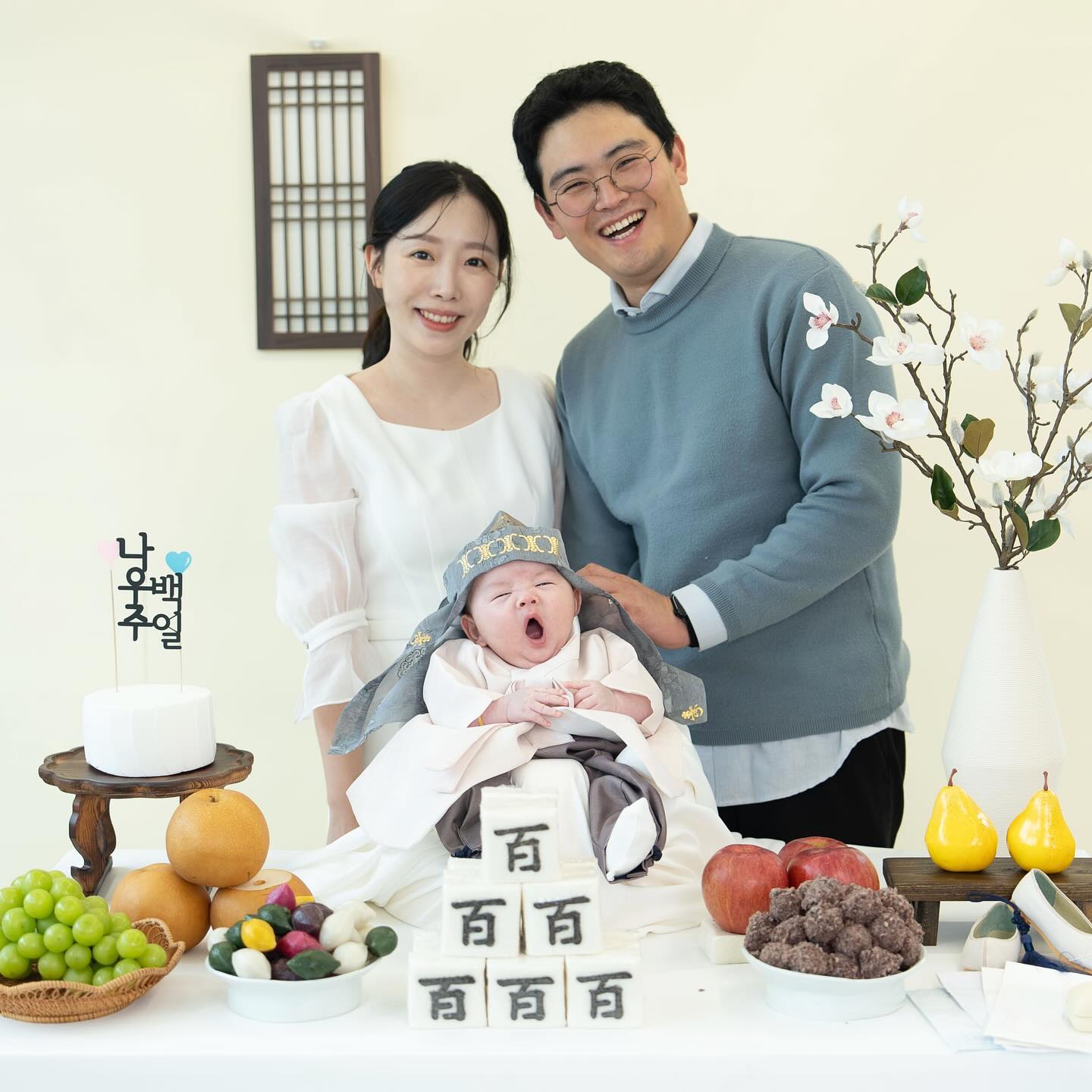 졸려죽겠눈 우주띠🩵
엄마빠는 정신없는뎅 재미는 있는중🙋🏻‍♂️🙋🏻‍♀️

우주야 좀 더 커서 가족사진 찍을땐
조명 좀 씨게 올려도 되징?
눈부실까봐 조명을 낮췄더니 쪼꼼 칙칙하넹🥲

#백일사진 #가족사진 #아기사진
#셀프백일상 #셀프가족사진 #셀프아기사진
#셀피 #둥디부부 #사랑해