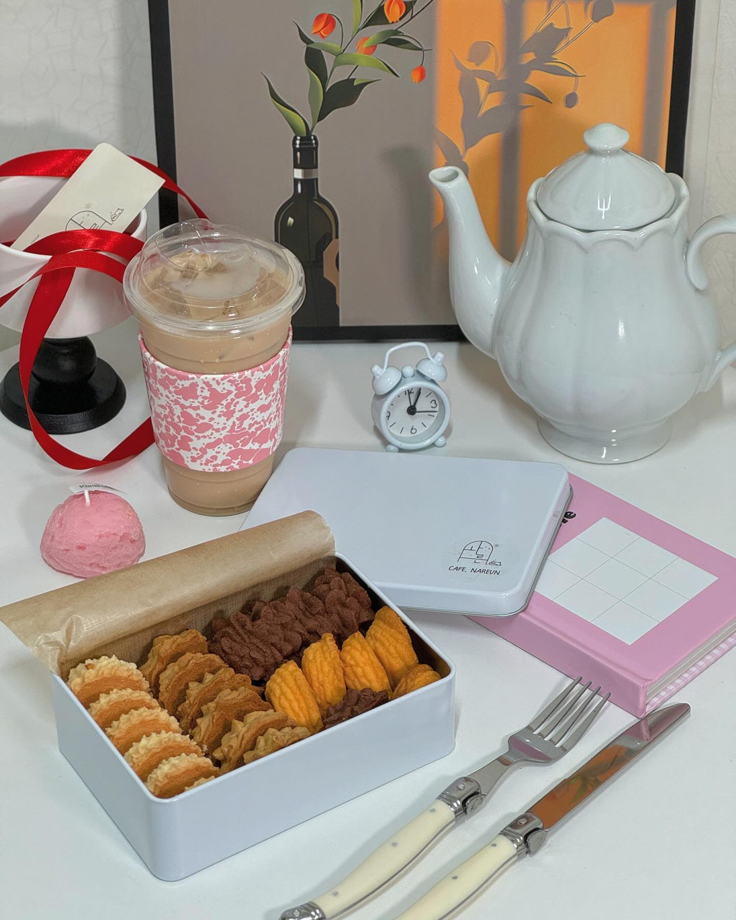 *협찬 cafe.nareun 

#크리스마스선물 로 최고인 #버랭쿠키 는 중독성이 매우 강력하여 한번 먹으면 자꾸만 생각나 #카페나른 에서 무조건 재주문이 답💯

버터의 풍미가 가장 뛰어난 버터맛부터 은은한 모카향이 기가 막힌 모카맛과 초코덕후 입맛저격해버리는 초코맛, 입안을 사로잡는 진한 치즈맛까지 총 4가지 맛이 깔끔한 틴케이스에 오밀조밀 들어가있는데🎁

사이즈는 중, 대 두 가지로 이번 크리스마스 기념 예약 판매했으며 다가올 2월 기념일을 위해 1월 말부터 다시 예약판매하니 꼭 메모하기💡

#한국의제니쿠키 라 불릴 만큼 마약쿠키로 그냥 먹어도 존맛이지만 커피나 티와 함께 즐긴다면 금상첨화가 따로 없는 디저트✨

게다가 시그니처 밀크티 역시 직접 수제로 만드는 #중곡동카페 라 가성비 좋은 버터쿠키와 같이 행복한 연말을 즐길 수 있었다지🫶🏼

친절하고 상냥한 사장님이 직접 정성껏 음료 및 디저트를 만드는 아기자기한 동네 카페인만큼 이미 알만한 사람은 다 아는 #중곡동맛집 이기에 현 중곡동 주민으로서 강력 추천해드릴게❤️‍🔥

📍주소 : 서울 광진구 영화사로3길 18 1층 1호
⏰영업시간 : 매일 08:30~19:30 매주 월요일 휴무
☎️전화번호 : 070-4244-2867
🅿️주차 : 🙅🏻
.
.
.
.
.
#버터쿠키 #디저트선물 #디저트선물세트 #발렌타인데이선물