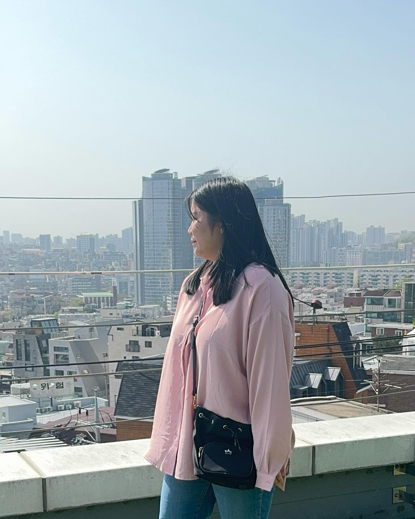 [해방촌에서 힐링 하는법]
살던 동네 가서 지대로 힐링 하고옴~,,~💗

해방촌에 새로 생긴 카페 [토터스]
딸기 모찌 찹살떡 수플레 팬케이크 몽글몽글 쫀득하고 엄청 달지도 않은 적당한 맛이라 또 먹구 싶당⭐️
그나저나 진동벨이 세상에나 너무 긔엽귀엽>_<

친구가 남산마트 지나갈때 아롱이 보러 간다고 해서
봤눈데 너무 얌전히 있음 졸귀 ㅋ_ㅋ⭐️

+
남산 좀 걷다가 내기준 해방촌 단골집 기와집가서 닭볶음탕 때리고 옴 개 존맛..👍
담엔 한남동 맛집 탐방으로 돌아 오겟음당ㅋ_ㅋ

#토터스 #해방촌 #해방촌오거리 #후암동 #후암동카페 #용산 #용산카페 #카페추천 #남산카페 #팬케이크 #수플레 #녹사평 #이태원 #해방촌카페 #기와집 #닭볶음탕맛집