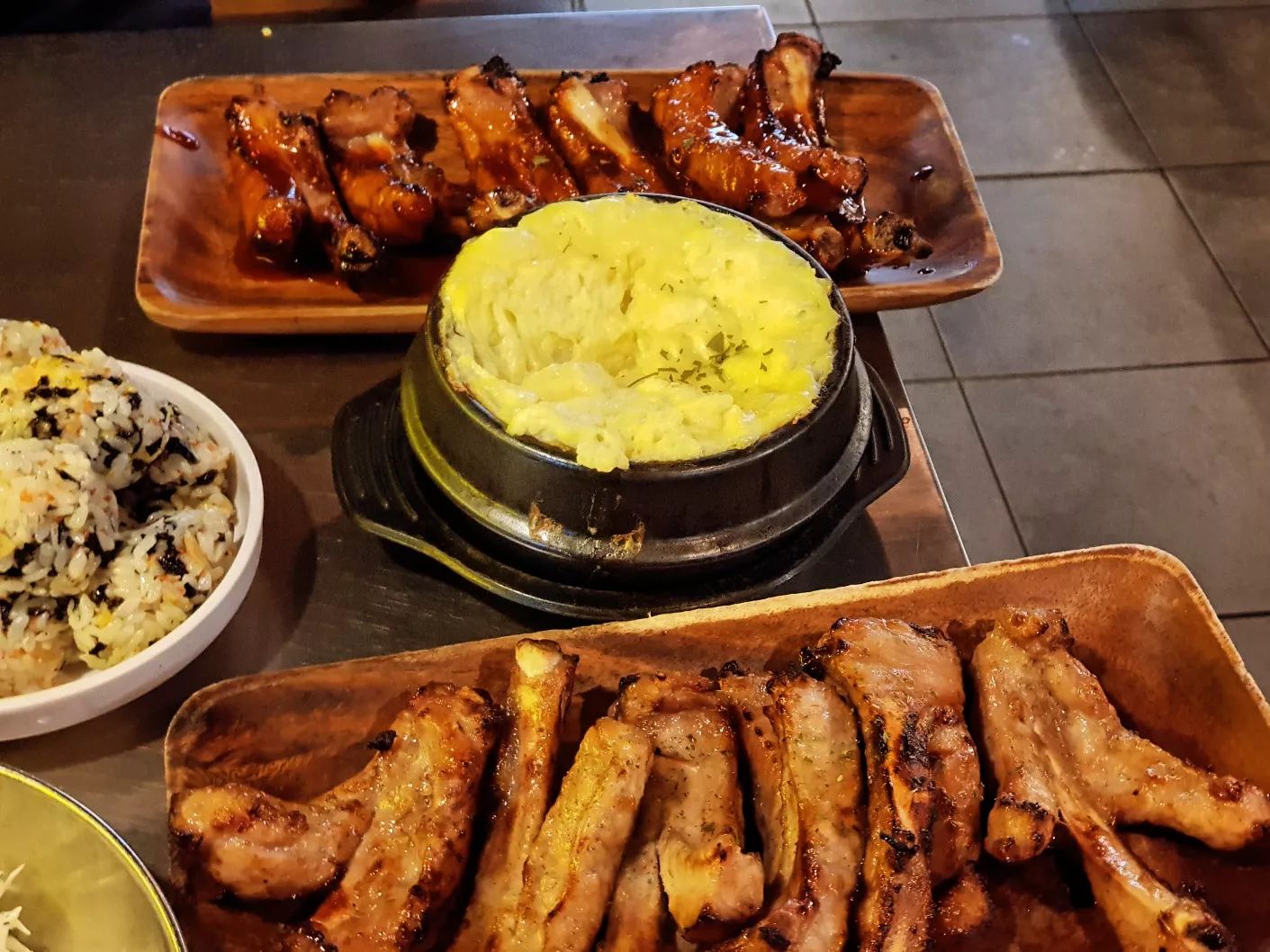 오랜만에 등갈비가 땡겨서 가게 된 <조군등갈비>

인덕원 근처에 있는 곳으로 등갈비 너무 맛있어요!😋
매운등갈비는 매워서 쓰읍 하는데 그게 또 맛있게 매워서 중독성 있었음ㅋㅋ 매운 걸 못 먹는 사람은 간장등갈비 추천~ 등갈비 좋아하는 사람이라면 꼭 가야하는곳👍

#등갈비 #조군등갈비 #인덕원맛집 #인덕원등갈비  #인덕원회식 #관양동맛집 #인덕원쪽갈비 #인덕원고기집 #고기맛집 #등갈비맛집 #안양맛집 #안양등갈비 #먹스타그램🍴 #먹스타