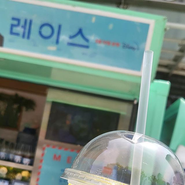 욜로라이프 on Instagram: "#광고 날더워져서 커피수혈이 필요했는데, 디즈니+ <레이스> 직장인 공감 드라마에서 🥤직장인 맘을 달래기 위해 점심시간 커피차를 쐈답니당💕 좋아하는 배우들이
