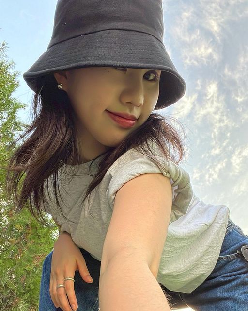 ‎𝐴 𝑐𝑎𝑡 𝑙𝑜𝑣𝑒𝑟ܫ‎ on Instagram: "Omg 😱 이게 얼마만의 화창한 하늘인것이여?! 집구석에 박혀 있을 수만은 없어서 바로 모자하나 챙기고 바로 밖으로 뛰쳐나온..🐱 … #광고 #