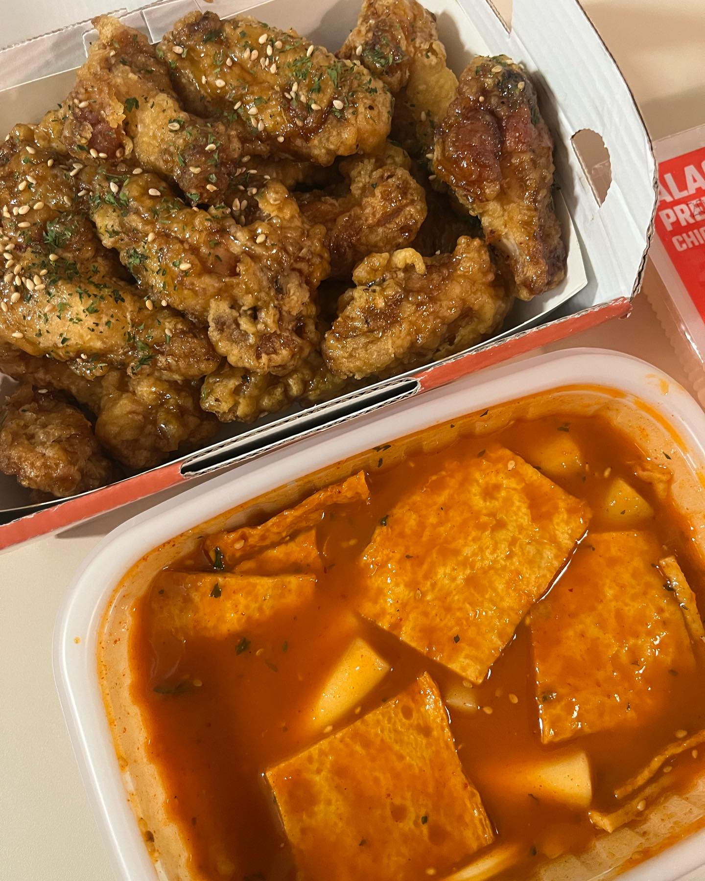 #협찬

#아라치치킨 #아라치치킨가산디지털점

페이커가 모델로 있는 아라치 치킨!
요아정 유명한거 아시죠?
“요즘 아라치의 정석”이라고ㅎㅎㅎ

저는 아라치의 신메뉴 #간치떡세트 먹어봤는데요
간치떡세트는 애간장윙봉 + 국물떡볶이 세트에요
떡볶이를 좋아하는 저에게 아주 딱인 메뉴!

윙봉과 떡볶이 세트로 양이 많아 더 좋아요
달달짭짤한 윙봉과 떡볶이가 단짠단짠의 끝판왕!

✔️11/21 ~ 12/31까지 간치떡세트를
29,300원 👉🏻 24,500
할인된 가격에 만나보실 수 있어요!

https://www.instagram.com/alachi_official/

 #아라치치킨 #아라치 #간장치킨 #치킨떡볶이추천 #간치떡세트 #페이커치킨 #요아정 #요즘아라치의정석