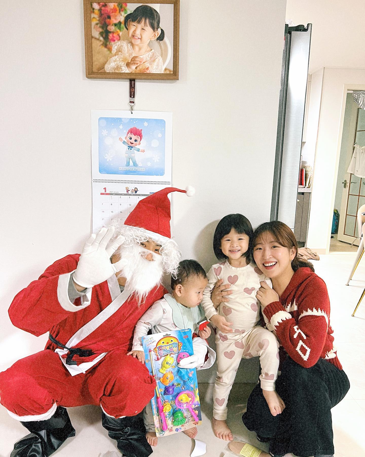#멜클 #🎄
이정도면 아빠 산타할아버지 성공적? 🎅🏻
부끄러워서 쭈뼛거리다가 동생 먼저 미는 누나 🤣
귀여운 꼬맹이들 ♥️ 메리 크리스마스 ♥️