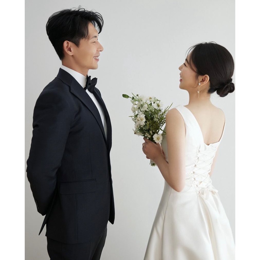 저희 결혼합니다💍❤️
한 분 한 분 직접 찾아뵙고
인사드리는게 도리오나,
갑작스러운 연락에 부담을 드리진 않을까 
조심스러운 마음에 연락을 못드린 분들도 있습니다.
너그러이 이해해주시고 연락주시면
감사하고 행복한 마음으로 소식 전해드리고싶습니다.
함께 자리하시어 많은 축복 부탁드립니다.