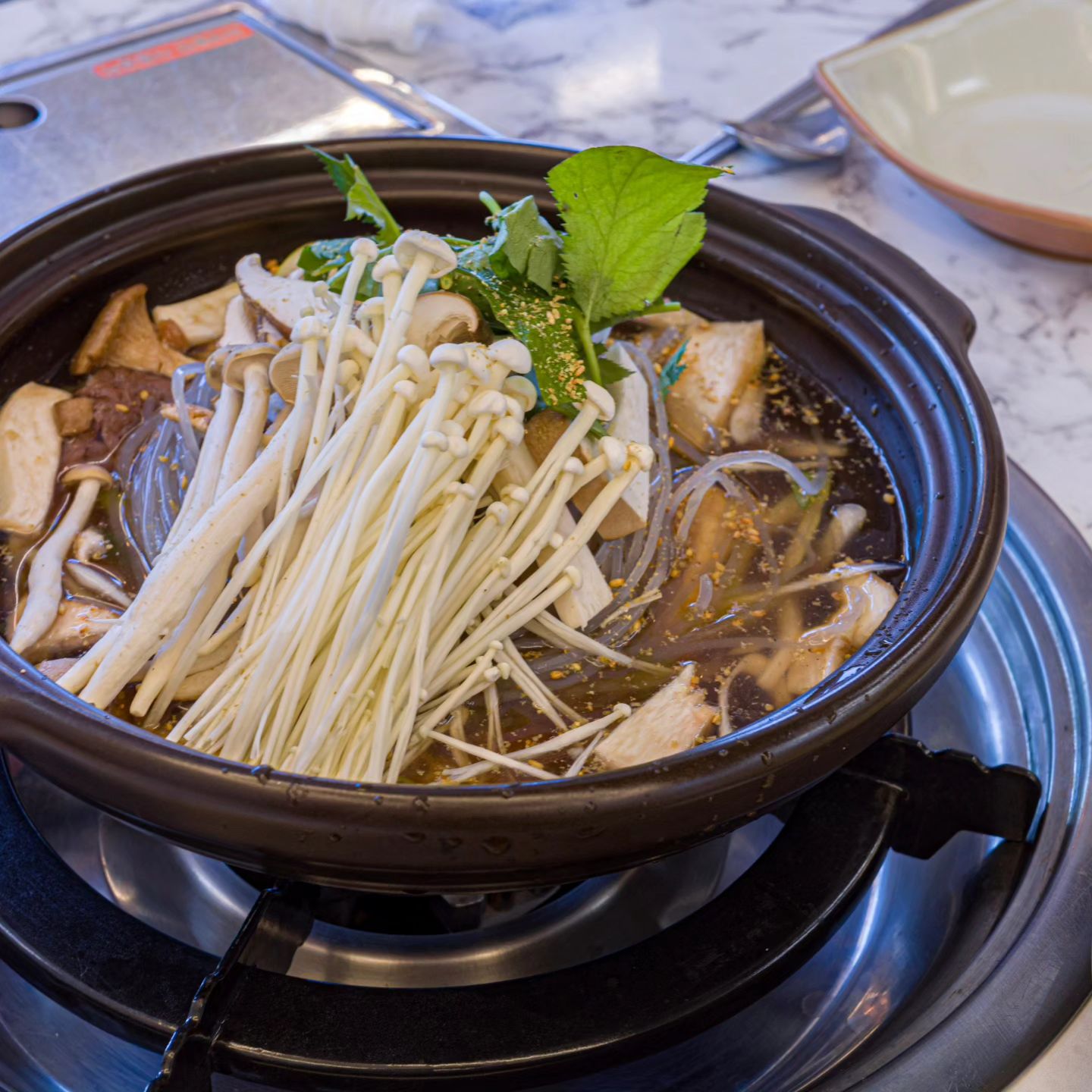 #협찬 경주 울산식당 🩵

불국사 근처 맛집 찾다가 알게된 경주 울산식당 ◡̈ 

기본서비스로 도토리묵이랑 전이 나오는데 진짜 마싯오따,,
참기름도 국산만 쓰고 반찬도 전부 직접 만드신다고 -

밥도 주문 들어올 때 갓 지은밥으로 내주시는데 따끈따끈
메인메뉴인 버섯전골정식도 과일로 소스를 낸거라
아기가 같이 먹어도된다고 설명해주시는데 쏘 스윗,,🩶

다음에 부모님모시고 또 다녀오고픈 곳｡·͜·｡

⠀
🏷 𝙩𝙝𝙖𝙣𝙠 𝙮𝙤𝙪 @경주울산식당
🪧 경북 경주시 불국신택지7길 6 라동 11호 울산식당

#경주#불국사#맛집#울산식당#경주울산식당#맛집추천
#경주맛집#경주맛집추천#정식맛집#불국사맛집
#불국사근처맛집#경주불국사#데이트#데이트코스#경주밥집
#좋아요#좋아요반사

⠀