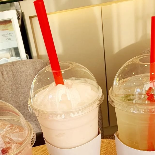 GAIN💕 on Instagram: "#광고 #매머드커피 ☕️_매머드커피_☕️ @mmthcoffee 요즘 무섭게 체인점이 늘어나고 있는 핫한 커피 & #디저트맛집 인 "매머드커피" ☕️ 에서 _봄 시즌 한정 #신메뉴 3종_ 핑