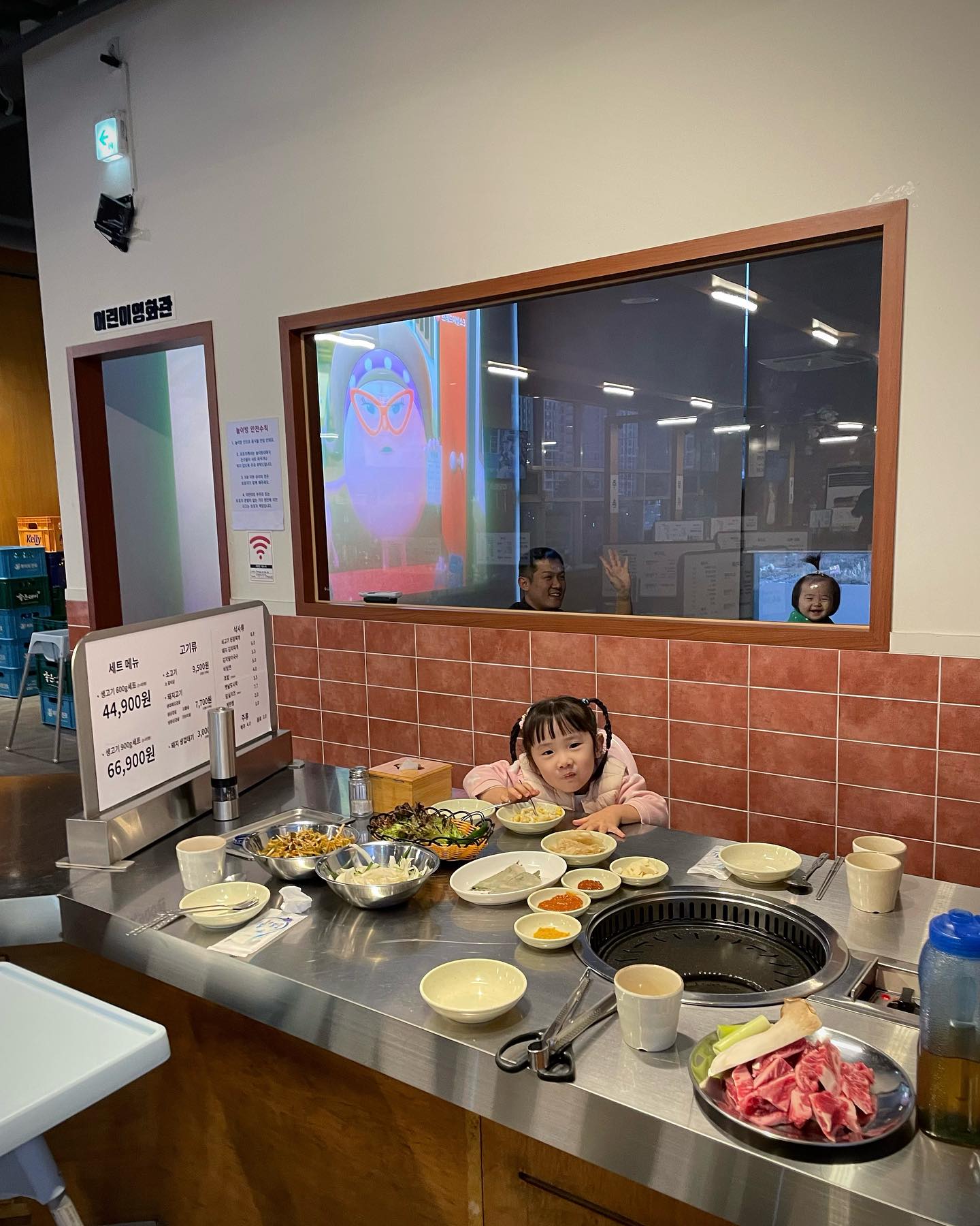 #협찬
이곳은 영화관인가.. 고깃집인가..
와서 아주신나게 놀고 고기도 맛있게 먹은 하율 채율 🌷
협찬이지만 계속 오게될곳, 주촌고기맛집 🙌🏻
주촌, 내외, 장유 등등 으로 부분부분 나누어 놓아 회식하기에도 일품인 식당 💛~~ 
우리동네에 이렇게 좋은 키즈식당이 있었다니..🥹

#주촌맛집 #고기맛집 #회식가기 좋은 #고맛집