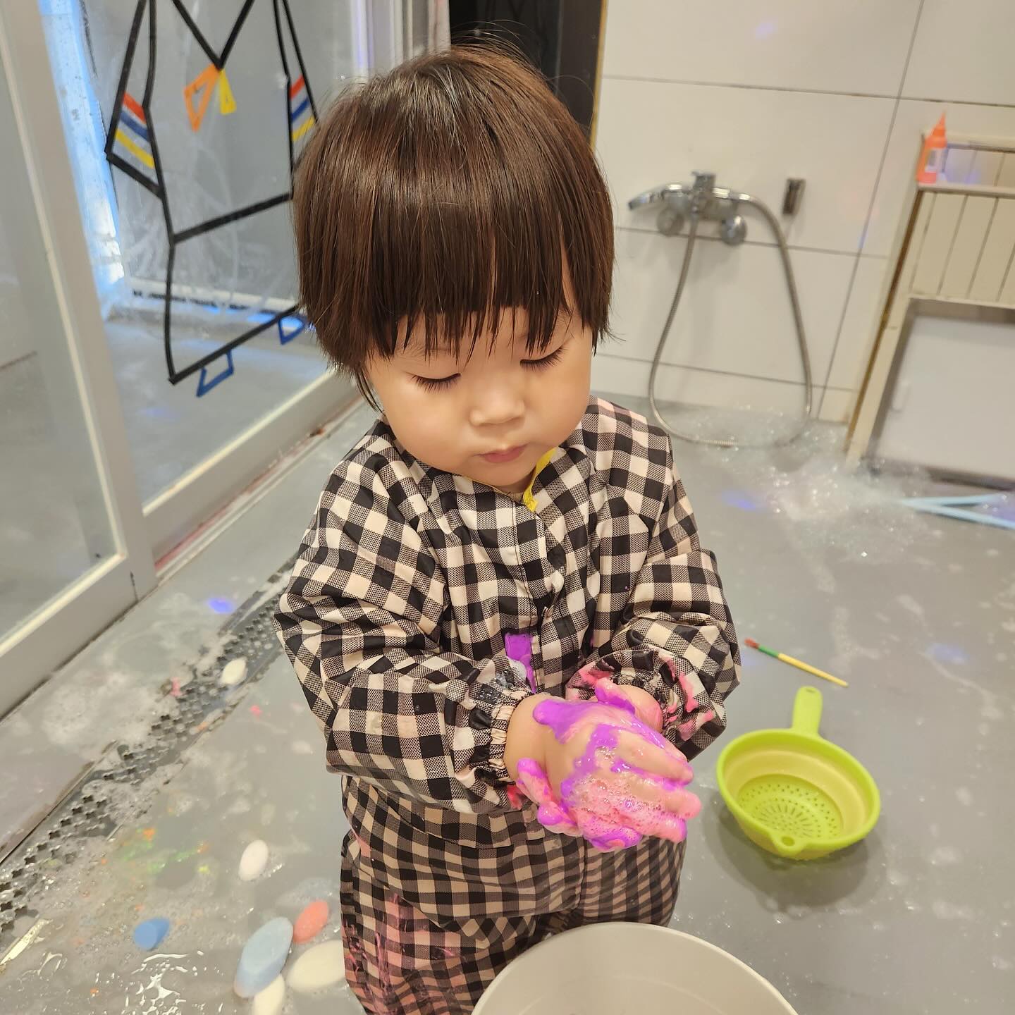 물감놀이를 제일좋아하는  짱구
적어도 이주엔 한번씩 가는 드로잉카페 
이번주는 두번이나 예약해놨다 맘껏즐겨라 !!!!!
끝나고 나면 엄마 너무 재미있었어 하고 말하는 짱구 ❤️‍🔥
너가 즐거우면 엄마도 너무 행복해 
우리더 재밌는거 많이하러다니자!!!!