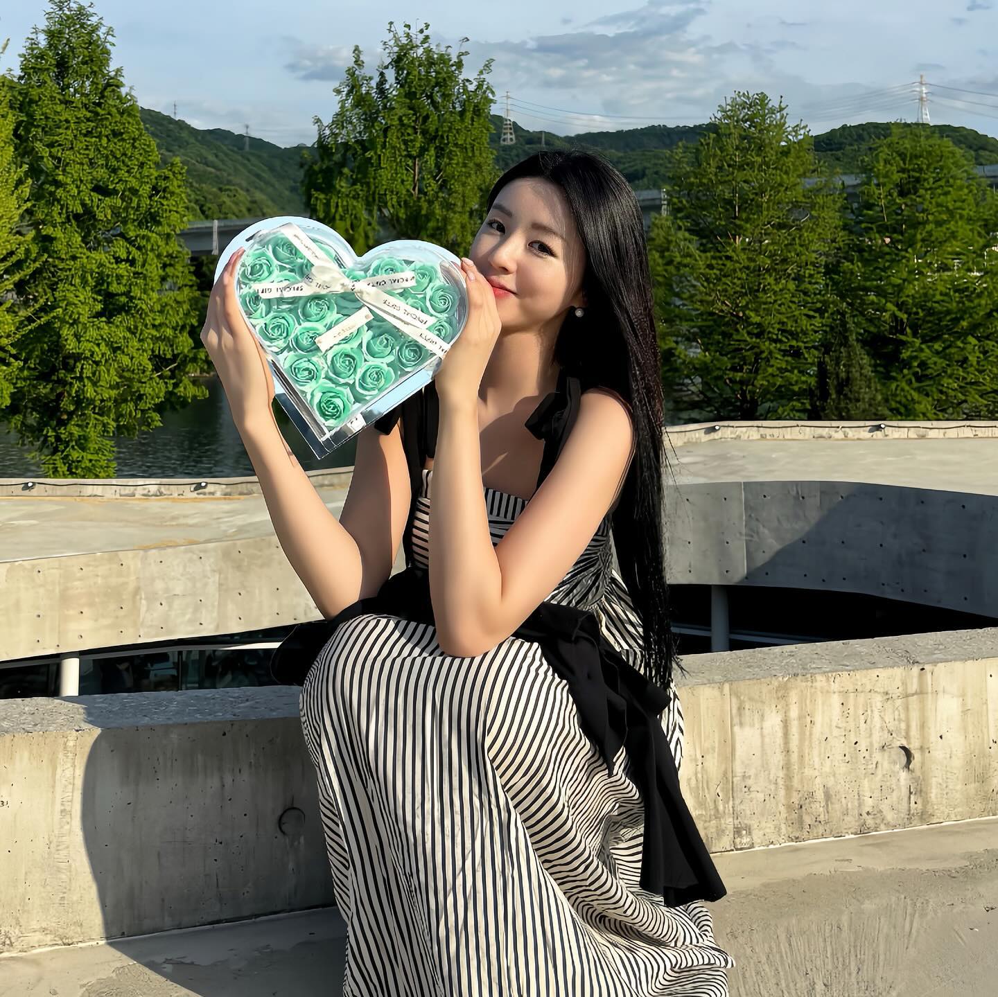 ⠀⠀⠀⠀⠀
#광고 navillera_fleur #나빌레라플레르
5월은 가정의 달이기도 하고, 로즈데이도 있고💚
시들지 않아서 더 좋은 비누꽃 장미 선물🎁
밤에 LED전구 키면 더더더더 예쁘다아🫶🏻