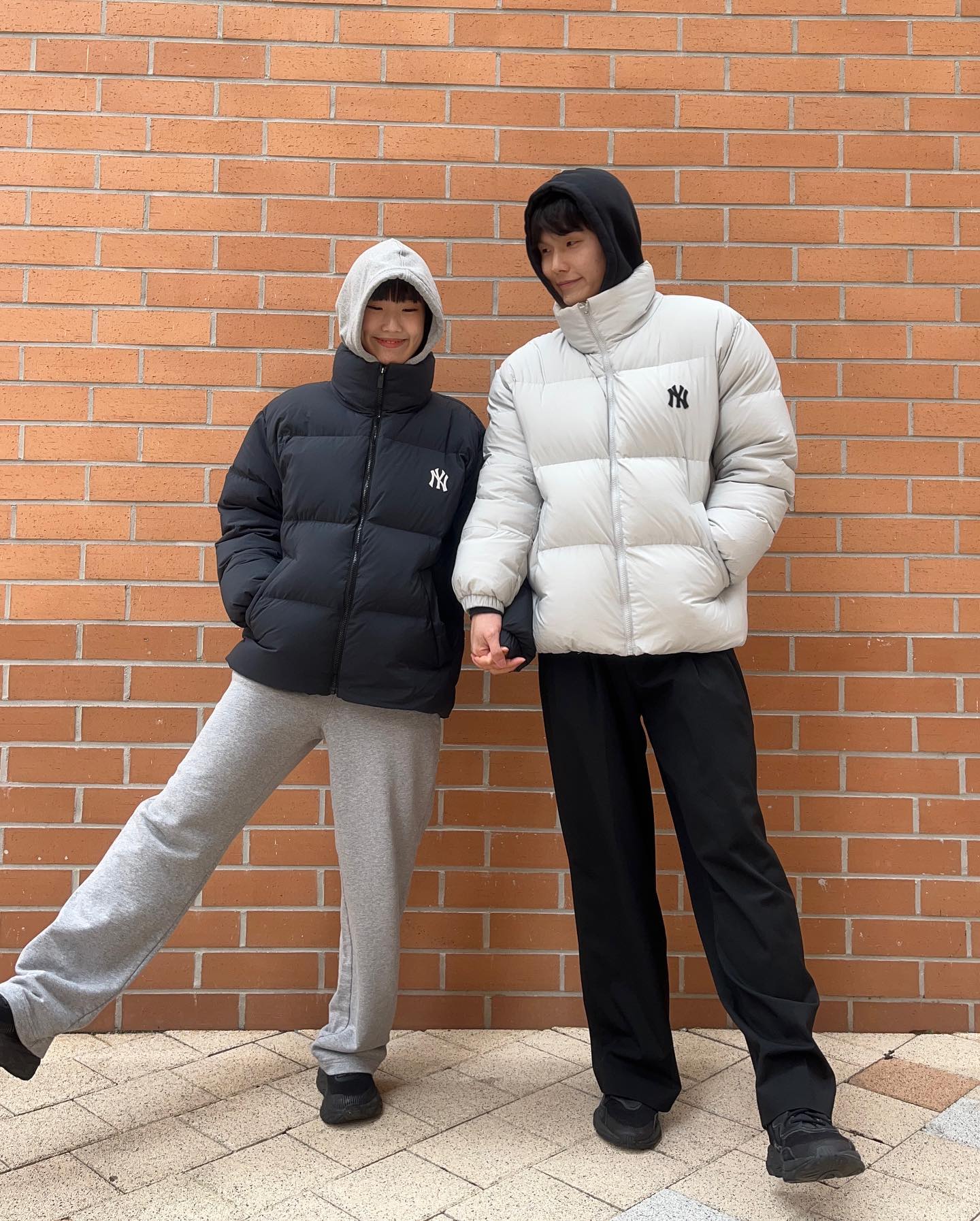 🖤

너를 낮추시며 너를 주리게 하시며 또 너도 알지 못하며 네 조상들도 알지 못하던 만나를 네게 먹이신 것은 사람이 떡으로만 사는 것이 아니요 여호와의 입에서 나오는 모든 말씀으로 사는 줄을 네가 알게 하려 하심이니라(신 8:3)

#패딩 #패딩코디 #mlb #mlb패딩 #커플패딩 #겨울코디 #겨울커플룩