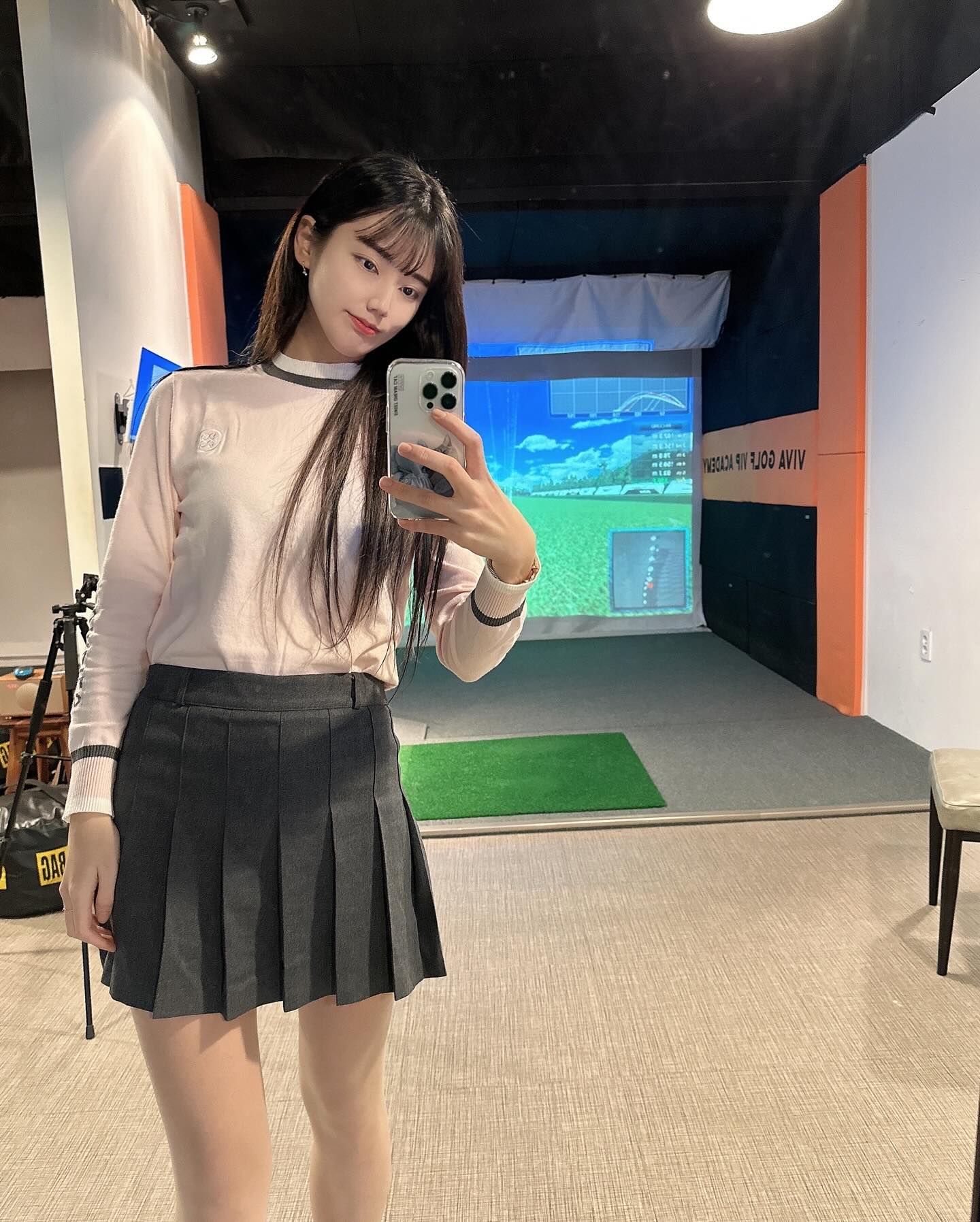 너무 오랜만에 입은 치마..👗😶
골프웨어 인듯 골프웨어 같지 않은 너무 이쁜 GG 플리츠 골프스커트!
골프 할때 뿐만이 아닌 일상에 입어도 이쁠거 같아욤🥰

그리고 제가 많이 도전 해보지 않았던 핑크핑크 셔츠💕
버디소매 라운드 골프니트 인데요 일단 너무 편하고 색감이 너무 이뻐요🫶🏻 (버디소매 라운드 골프니트 입고 버디 많이 칠거 같아요😝)

jinygolf.official 
.
.
#golf #golfstagram #golfwear #golfswing #지니골프 #여성골프의류 #골프 #골프스윙 #여성골프웨어 #골프레슨 #골프스타그램 #골프연습장 #골프스윙동영상 #골프연습 #골프프로 #아이언스윙 #비바골프아카데미vip #광주 #서구 #골프레슨 #상무지구골프 #이차윤프로 #차윤tv