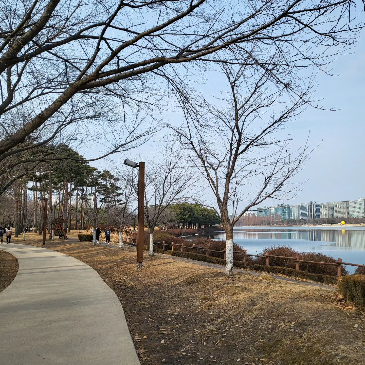 일산 호수공원이 우리 집 앞이라니🤍
부산-> 파주-> 일산......2020년부터 이사하느라 바빴다...!!
이제 집정리도 거의 다 해서 가벼운 마음으로 산책완료 😉👐

#일산호수공원 #일산호수공원산책 #일산호수공원데이트
#남편은조깅 #나는산책