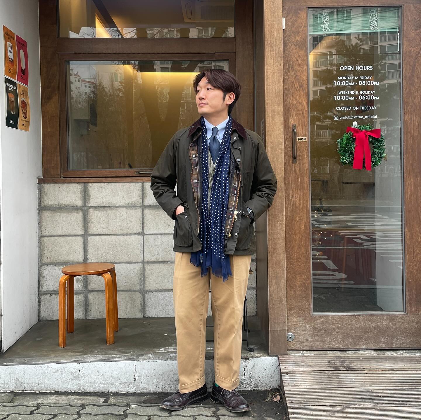 _
2024년 모두 새해 복 많이 받으세요!

새해의 첫날 온도도 영상이니 
오늘은 근교라도 외출하러 다녀오시는 건 어떨까요?
바버 입기도 너무 좋구 말이죠!

모두 즐거운 하루 되세요!

• Outer : #Barbour
• Vest : #Poloralphlauren
• Shirt : #Classicmarket
• Pants : #Poloralphlauren
• Shoes : #Alden
• Muffler : #Poloralphlauren