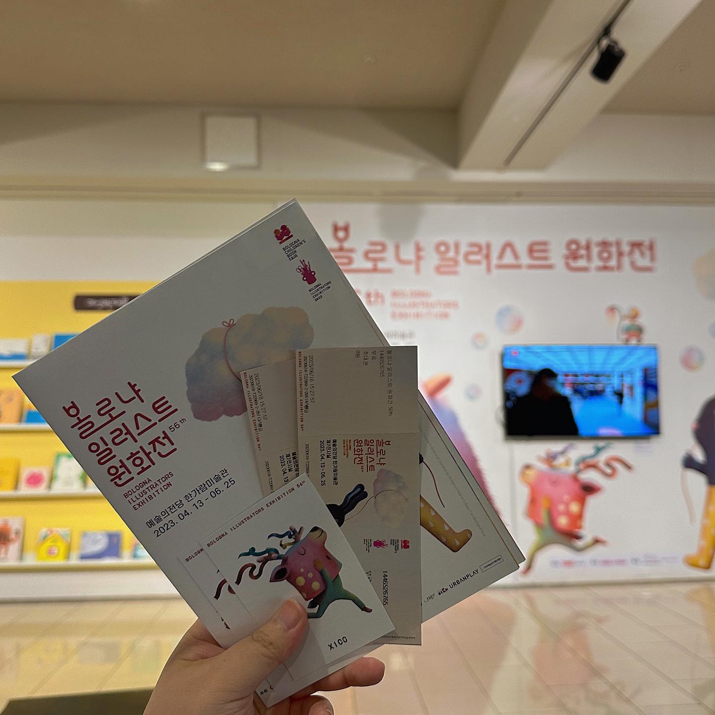볼로냐 일러스트 원화전🎨

올해 본 전시회 중 첫 그림 전시였다.
그림은 작가에 의도에 따라 의미가 많이 달라지기에 재미도 있지만 어렵게 다가와 사진 전시보다는 자주 안 가는 편인데 이번 전시는 매우 재미있었다. 일단 동화에 대한 내 생각 (알록달록하고 단순하다)라는 고정관념을 깨는 전시였다. 아이들이 더 디테일한 그림을 좋아하며 감동과 교훈을 주는 이야기가 많았고 색을 다양하게 쓰기도 하지만 정적인 일러스트도 있었다. 또 나라마다 강조하는 스타일도 달랐다. 대부분에 작가들이 경험을 토대로 이야기를 담았기에 공감도 되었고 한 작가의 그림만 보면 지루할 수 있는데 78명에 작가가 참여해서 지루할 틈이 없었다. 가장 좋았던 점은 직접 동화책을 읽어 볼 수 있는 공간과 그림을 그려보는 공간이 있어서 좋았다. 교훈을 얻은 전시는 아니었지만 다시 그림을 그리고 싶어지는 전시였다.