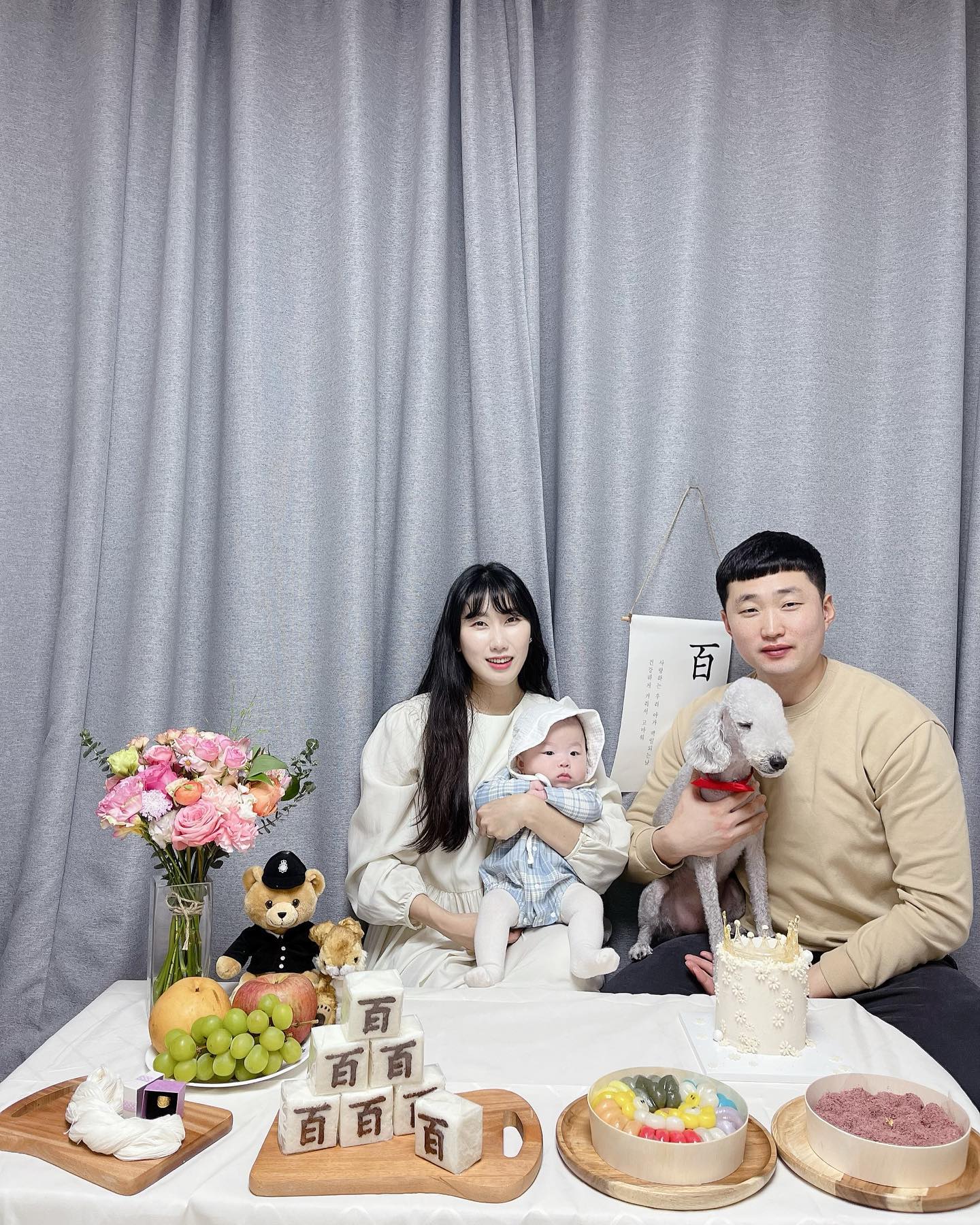 가족의 완성💕
은성이가 태어나고 100일이 지났습니다!
엄마 아빠 아기1 멍1
완벽한 가족구성인 듯 합니다🫶🏻
사람이든 개든 더이상 늘릴 계획 없음ㅋㅋㅋ
은하수의 별처럼 아름다운 우리 은성이🤩
항상 건강하고 행복하자❤️
우리베지도!!!!
.
셀프백일상 조금 부족한듯 하지만 생각보다 할 만했음!
떡이 진짜 예쁘고 맛있었음🫶🏻
.
백일떡&케익 onjungcake 
꽃다발 jeveuxflower 
.
#셀스타그램 #가족스타그램 #백일 #셀프백일상 #백일떡 #육아스타그램 #애개육아 #100일아기 #호랑이띠아기 #아들스타그램 #아들맘