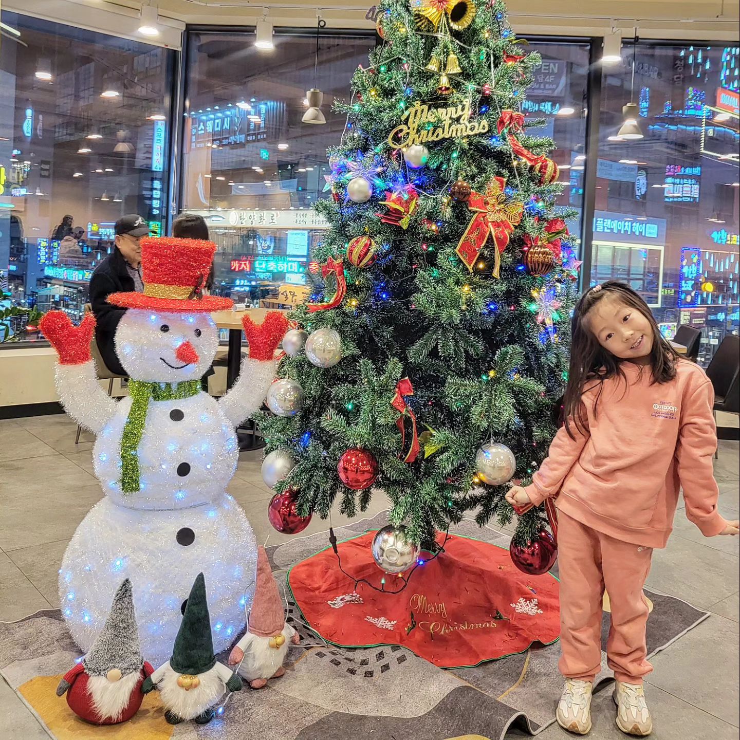 설빙 모델이세요?🥹
.
반짝이는 곳은 어디든 가서 포즈 취하기✨
.
6살도 얼마 안남은 둘찌❤
.
언니한테 좀 소리지르지 마러랑🫠
.
.
#설빙 #크리스마스트리 #딸 #둘째 #자매맘 #동남지구설빙